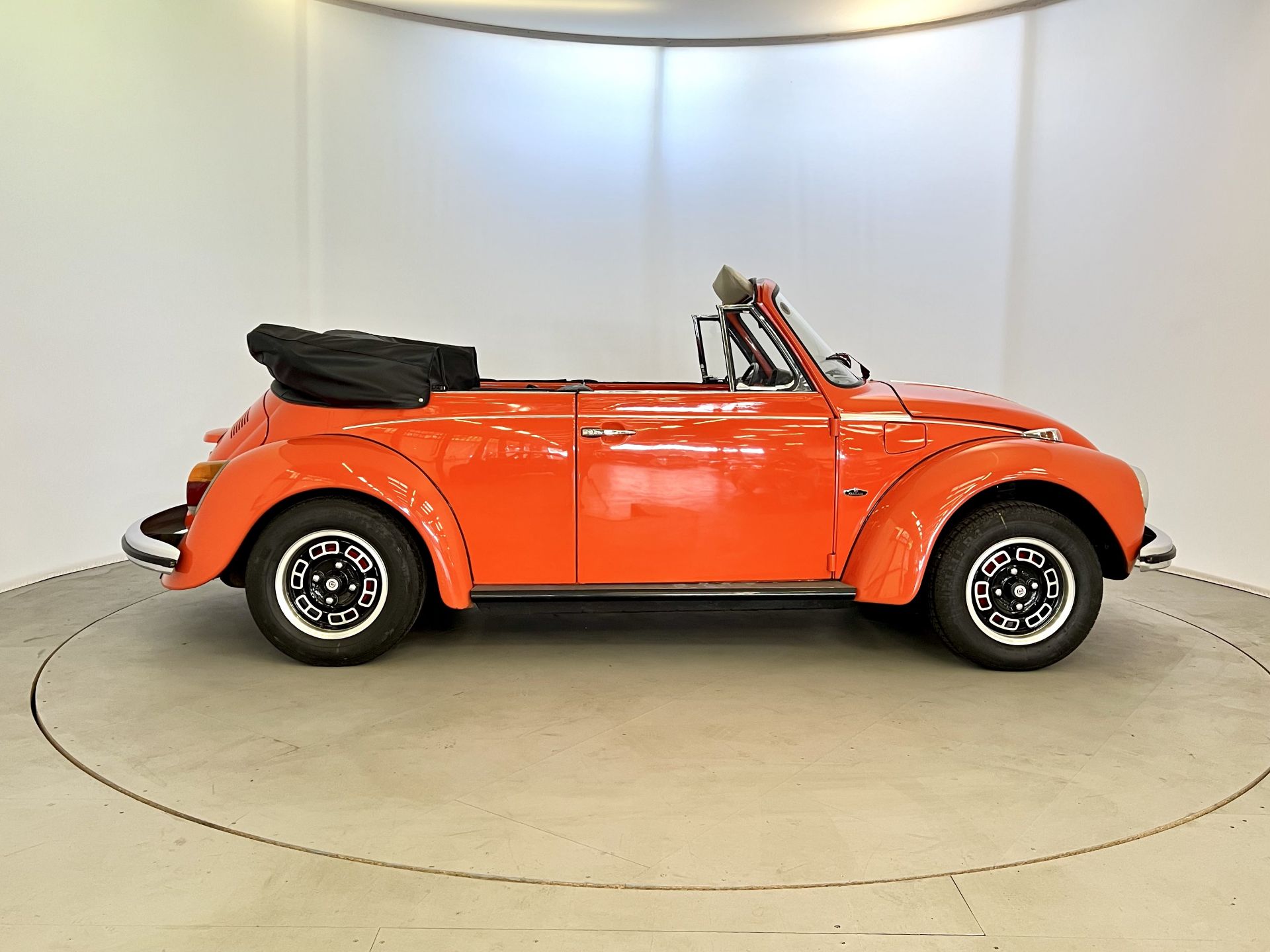 Volkswagen Beetle Cabriolet - Image 11 of 33