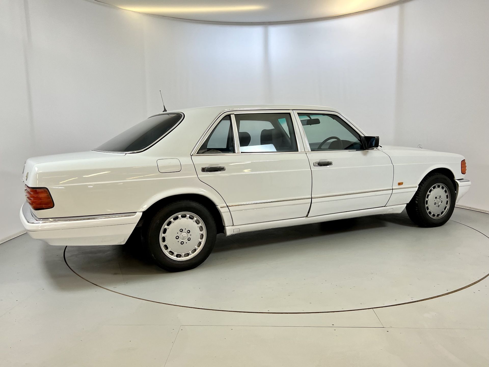 Mercedes 300SEL - Image 10 of 34