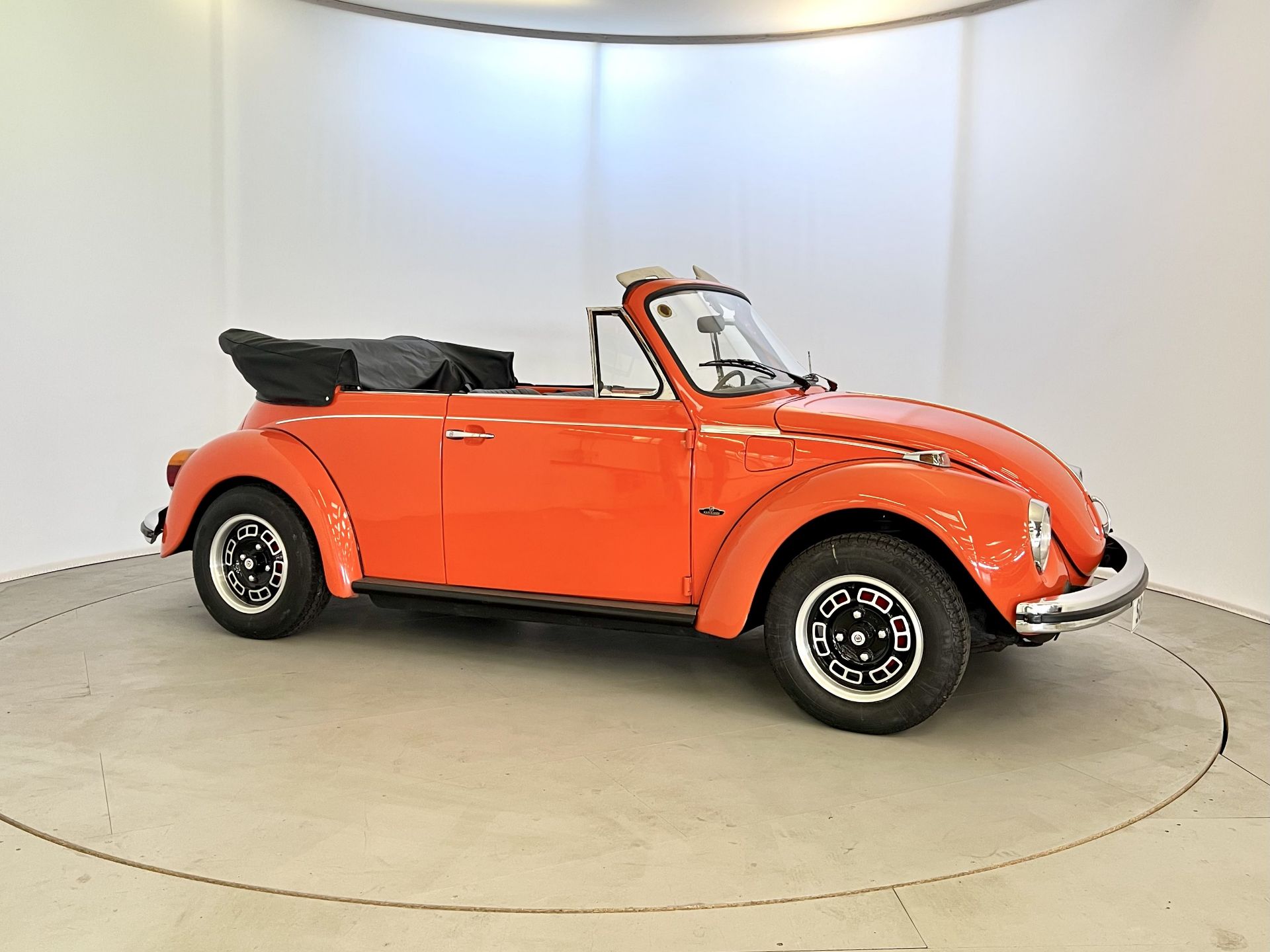 Volkswagen Beetle Cabriolet - Image 12 of 33