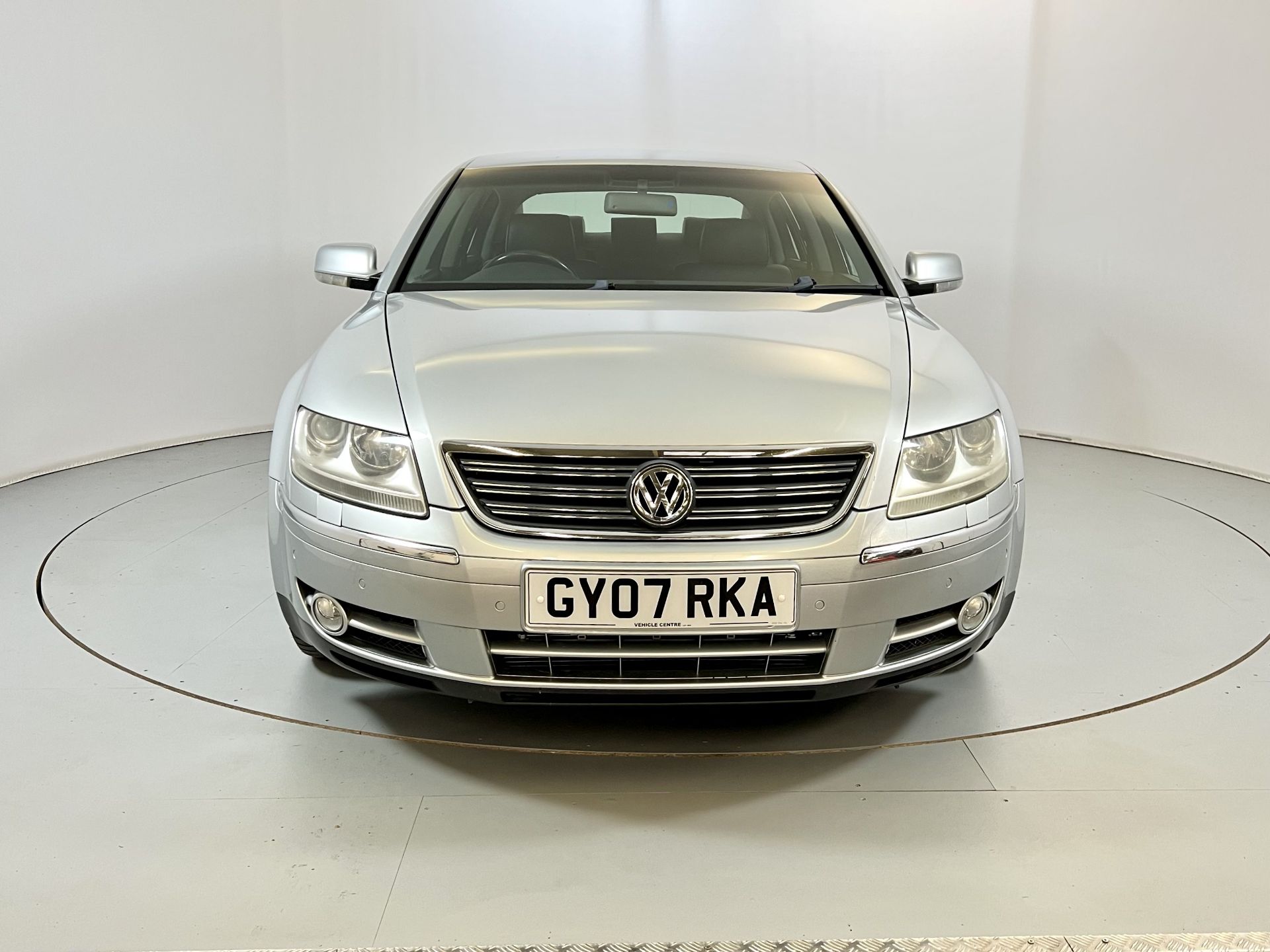 Volkswagen Phaeton Four Motion - Image 2 of 34