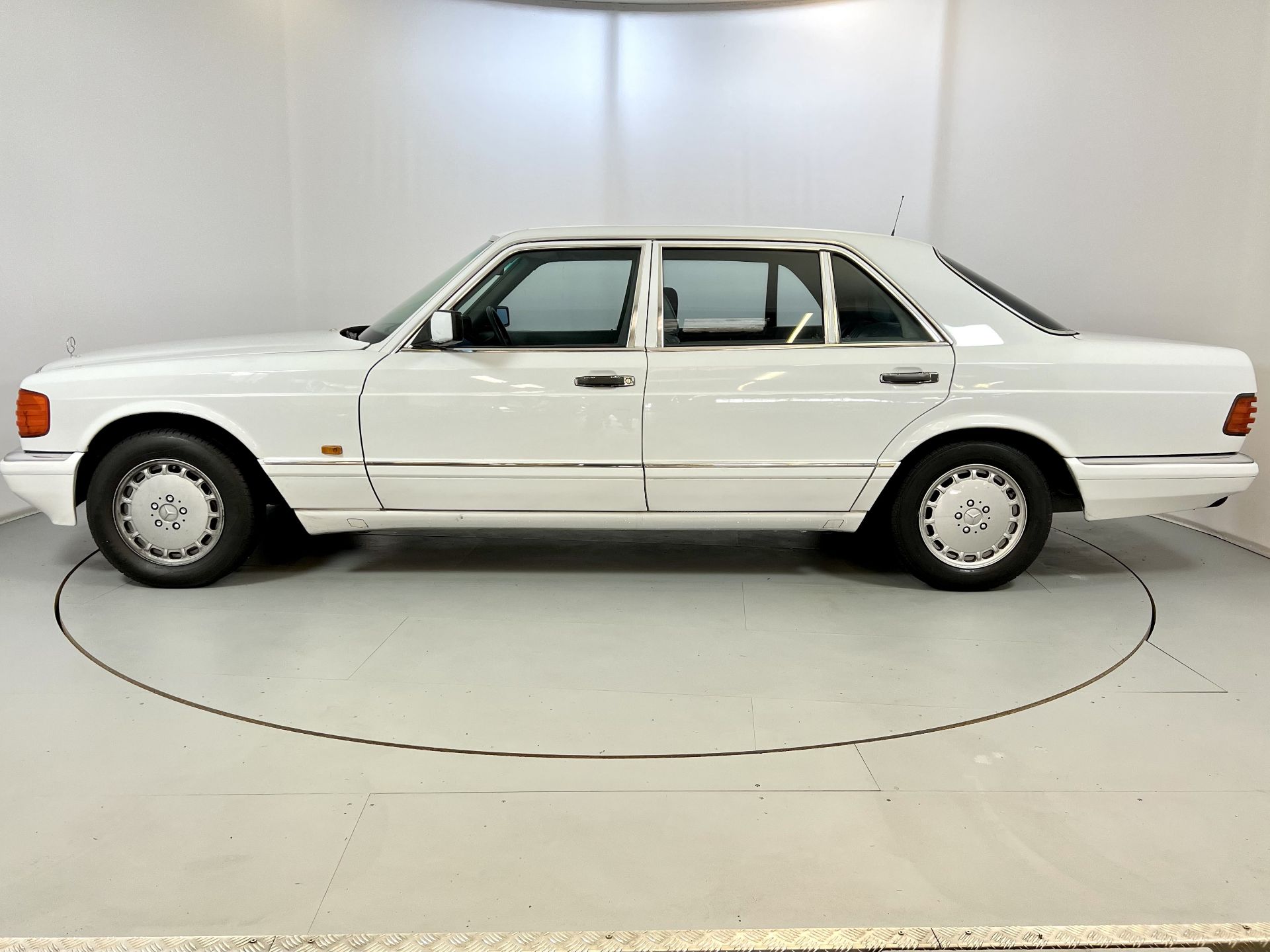 Mercedes 300SEL - Image 5 of 34