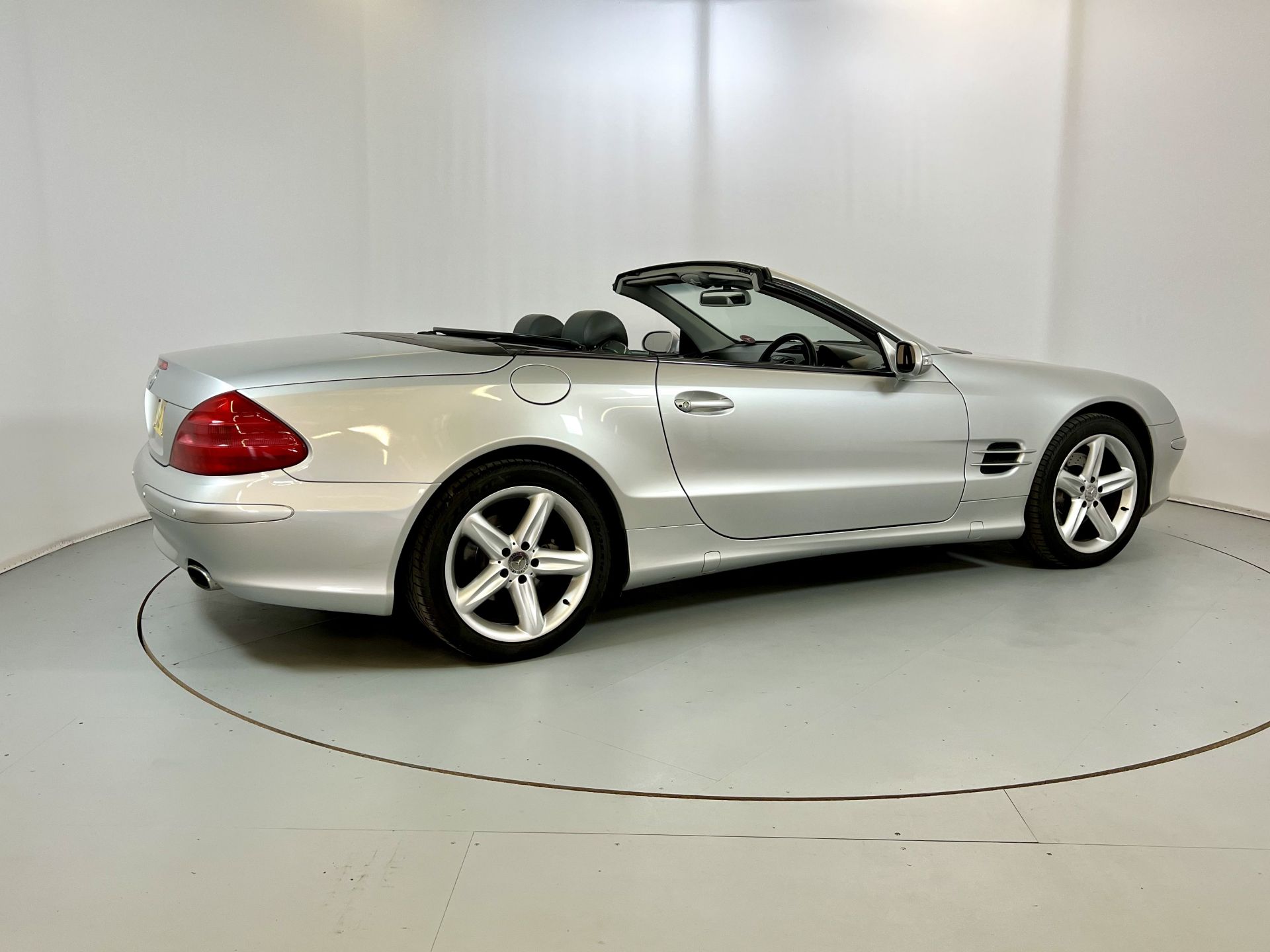 Mercedes-Benz SL500 - Image 10 of 28