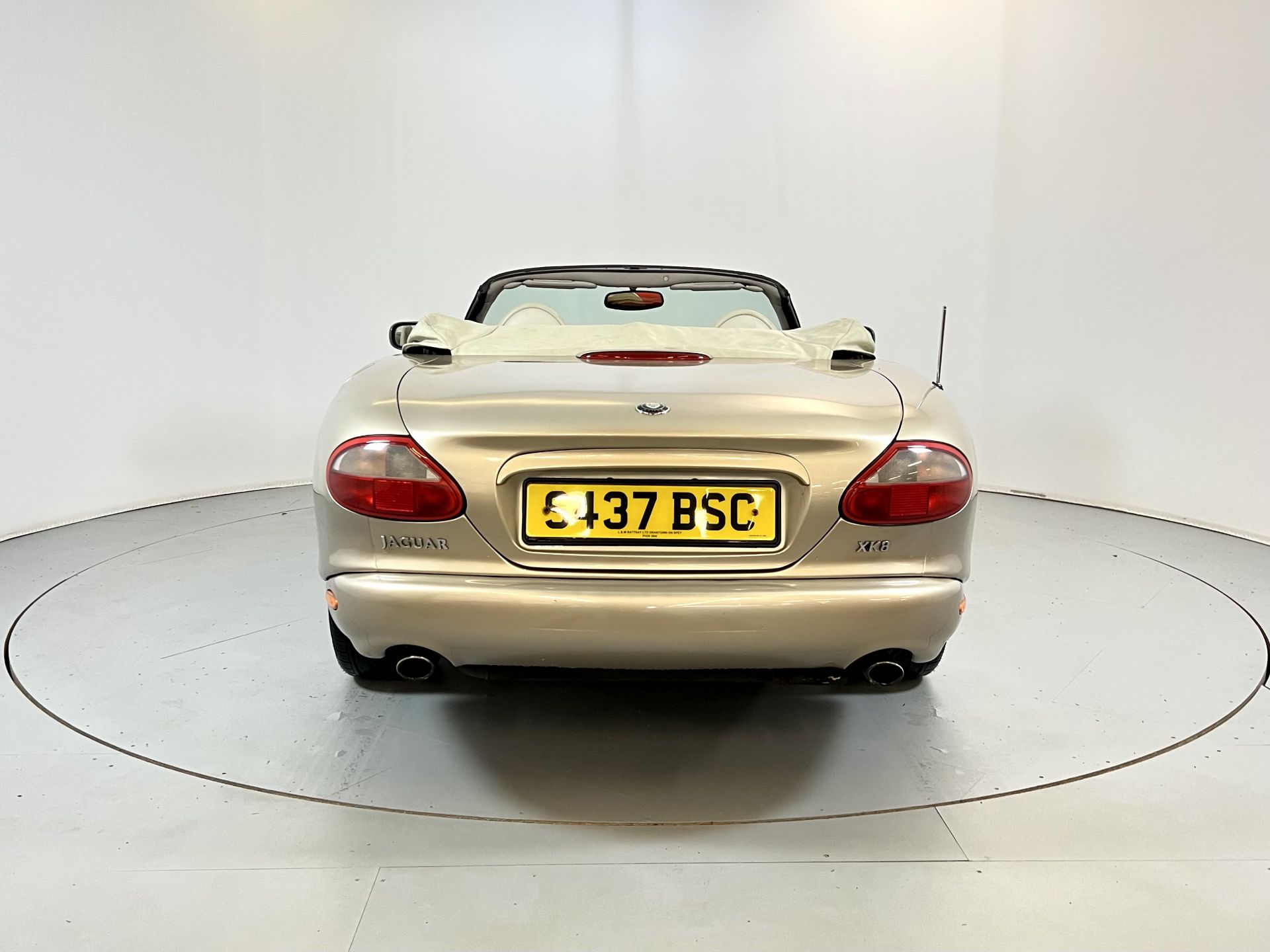 Jaguar XK8 Convertible - Image 8 of 30