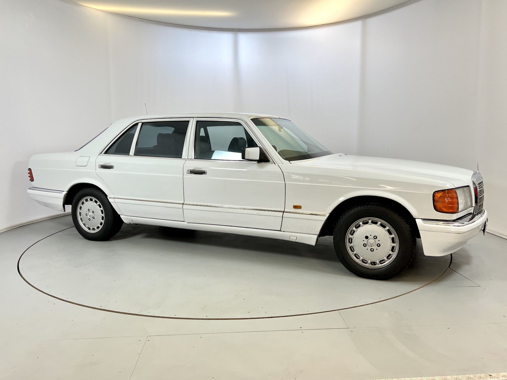 Mercedes 300SEL - Image 12 of 34