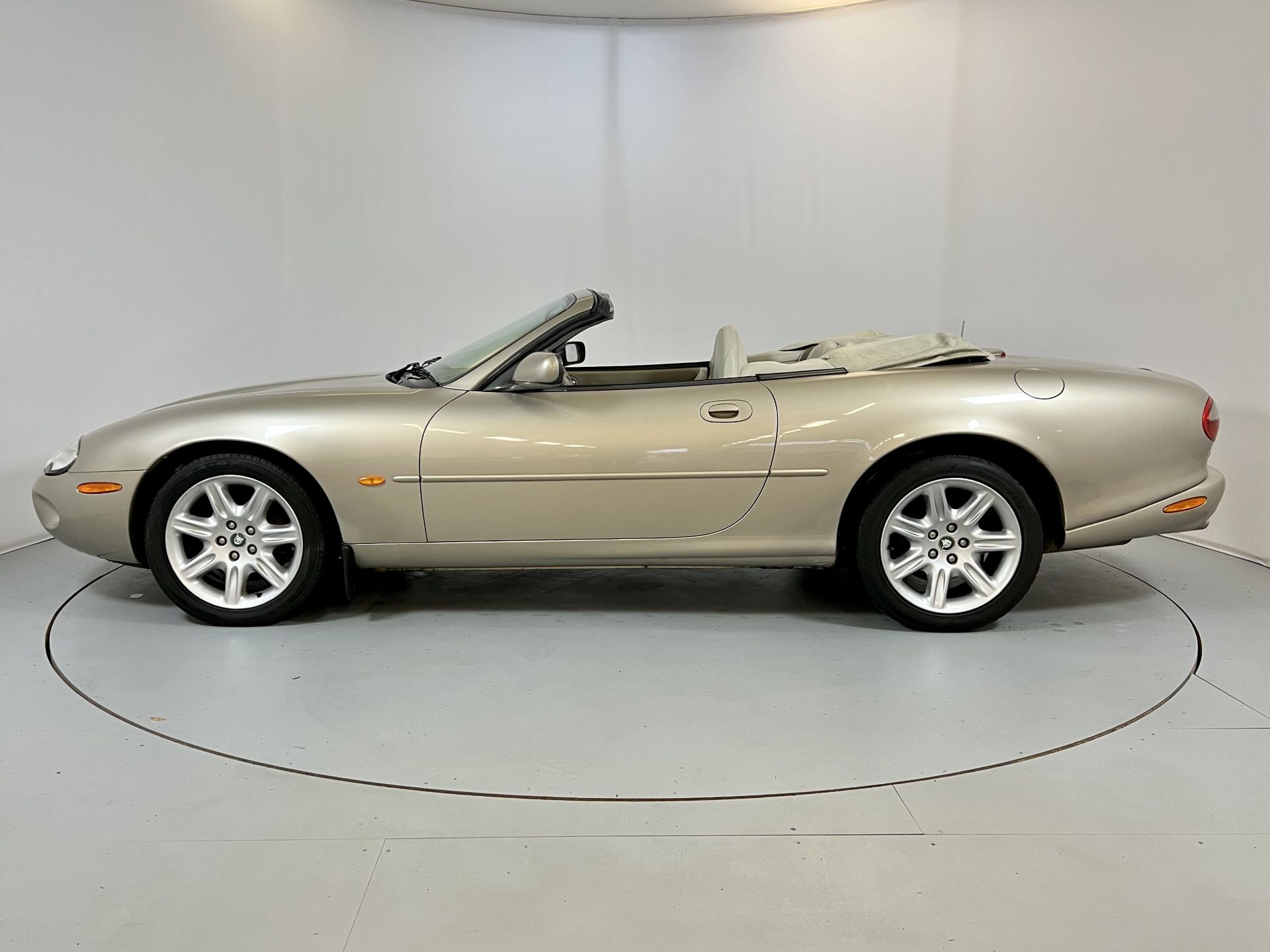 Jaguar XK8 Convertible - Image 5 of 30