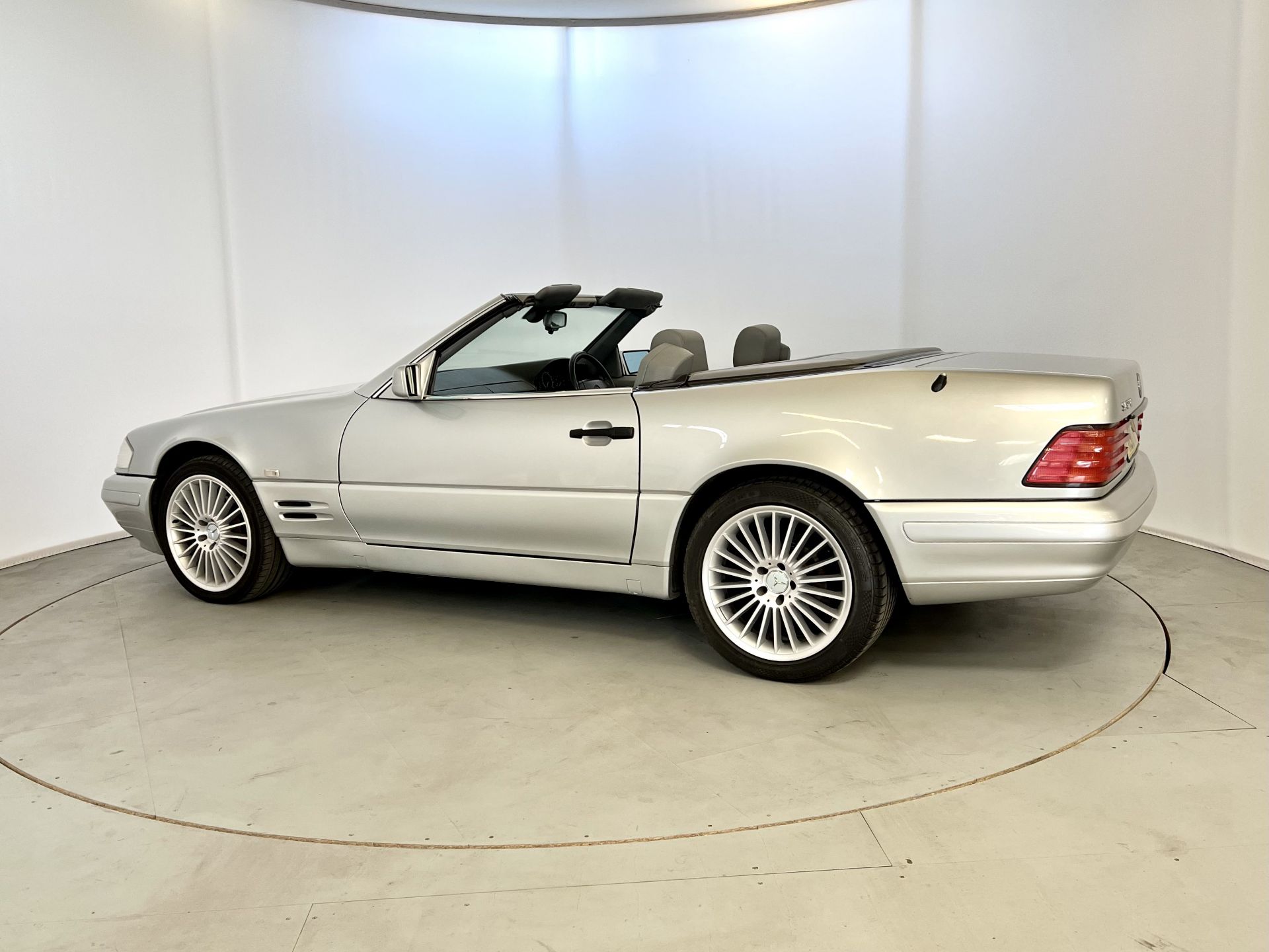 Mercedes-Benz SL320 - Image 6 of 31