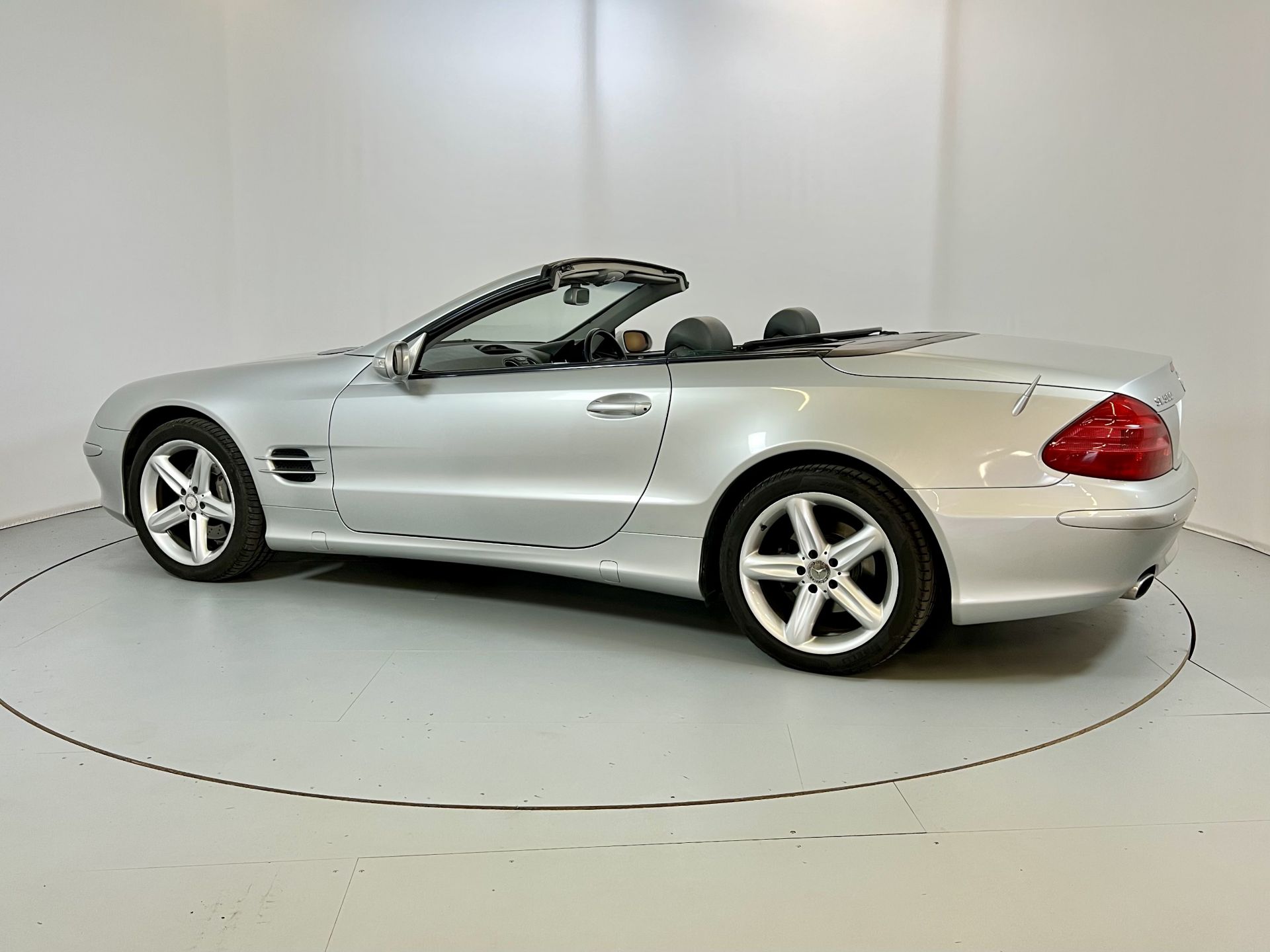 Mercedes-Benz SL500 - Image 6 of 28