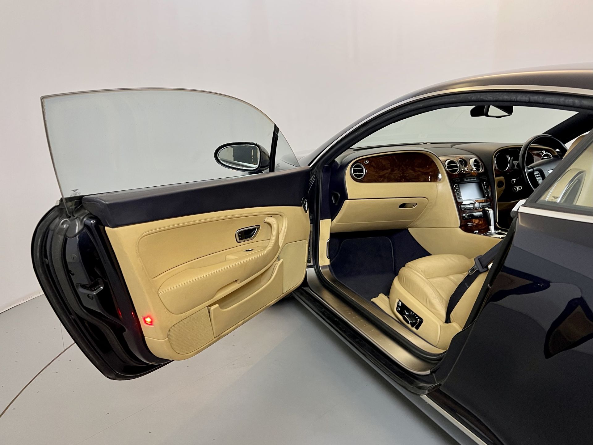 Bentley Continental GT - Image 21 of 29
