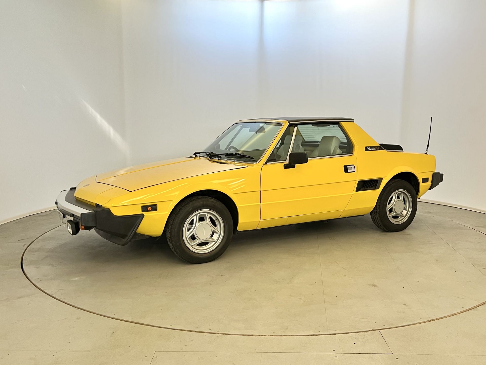 Fiat X1/9 - Image 4 of 31