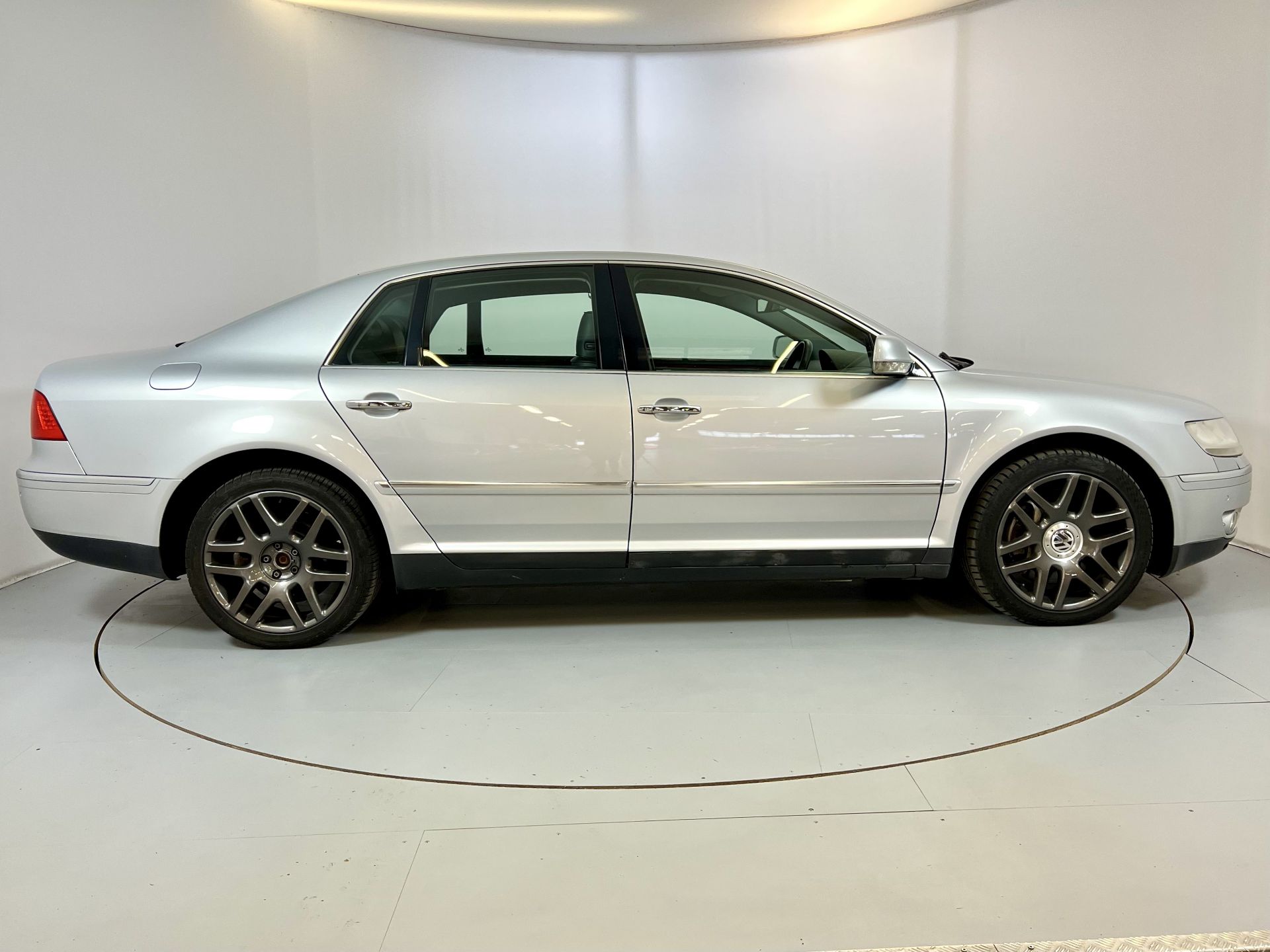 Volkswagen Phaeton Four Motion - Image 11 of 34