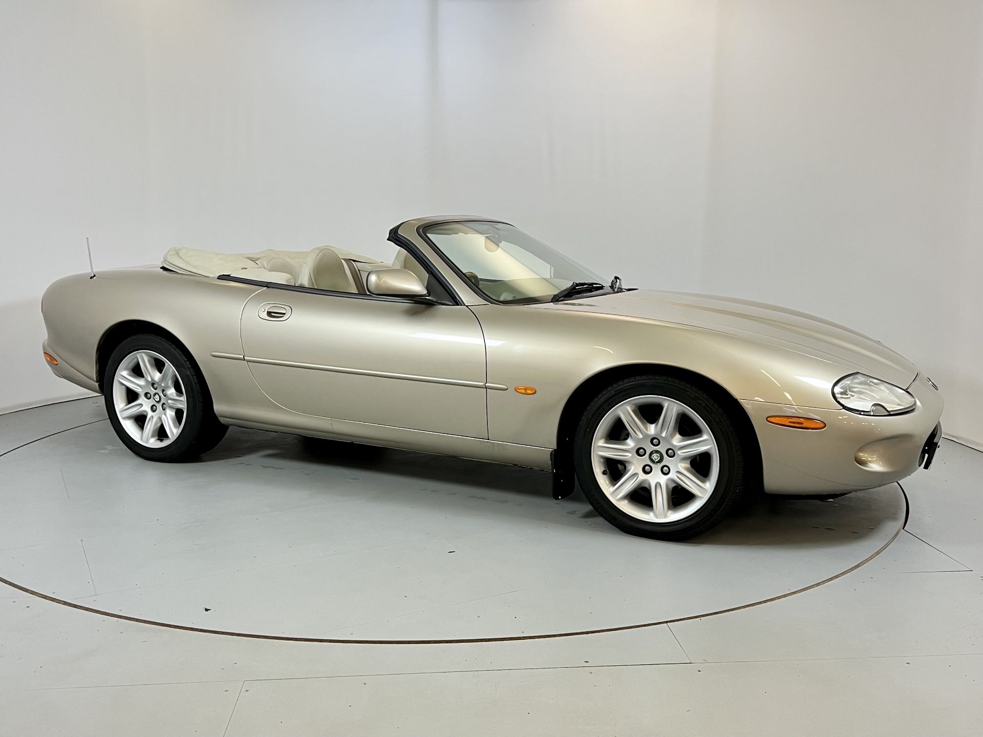 Jaguar XK8 Convertible - Image 12 of 30