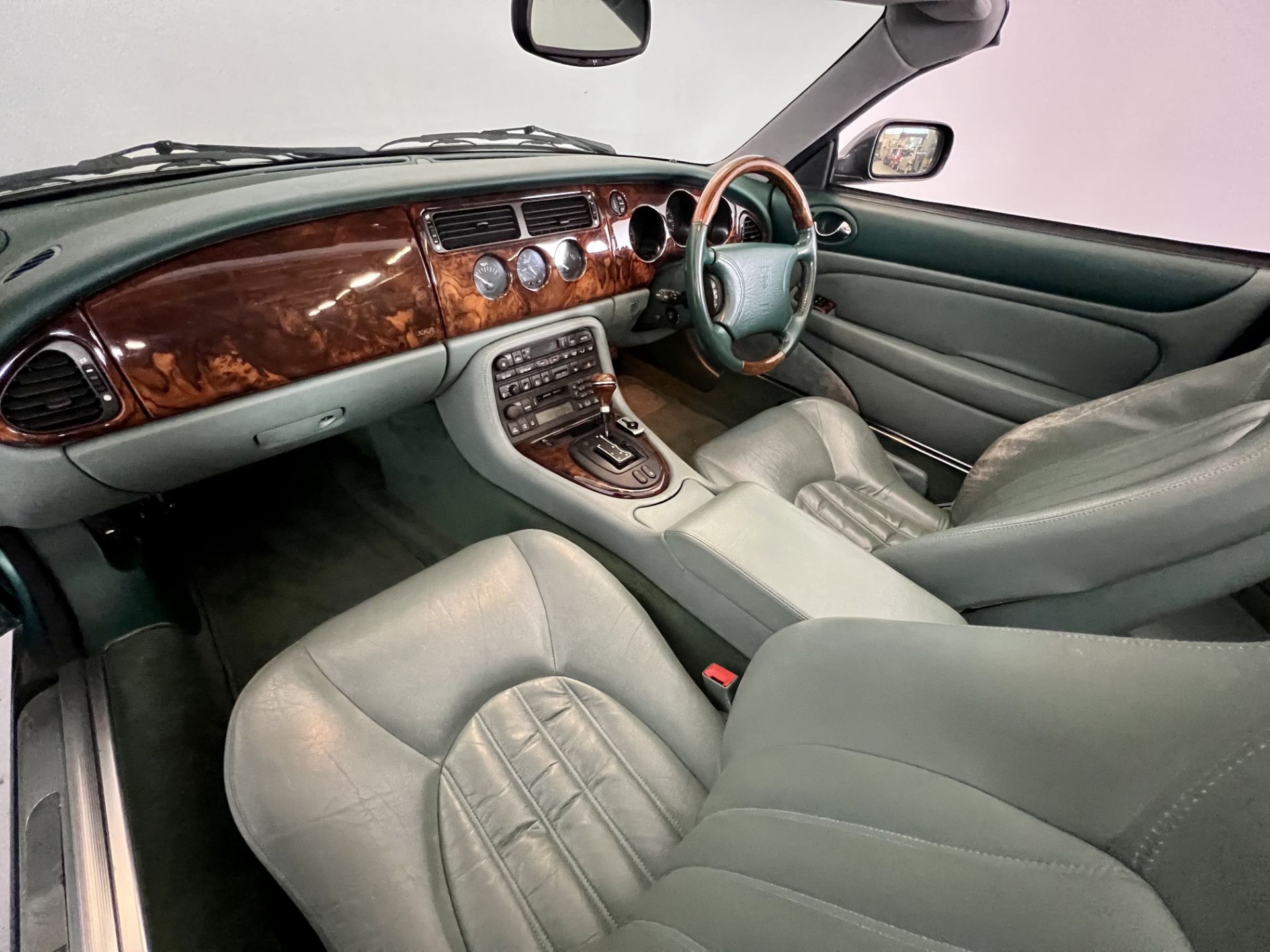 Jaguar XK8 Convertible - Image 23 of 33