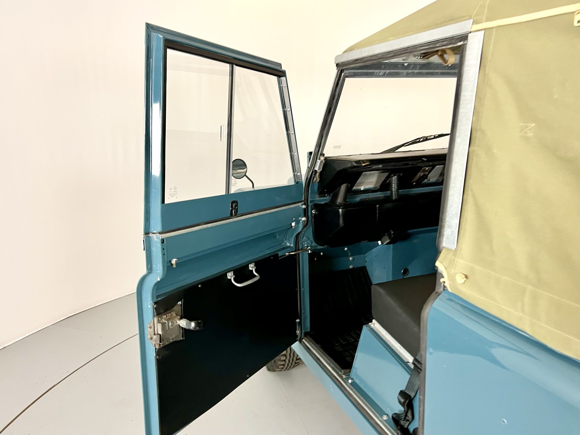 Land Rover Series 3 - Image 27 of 43