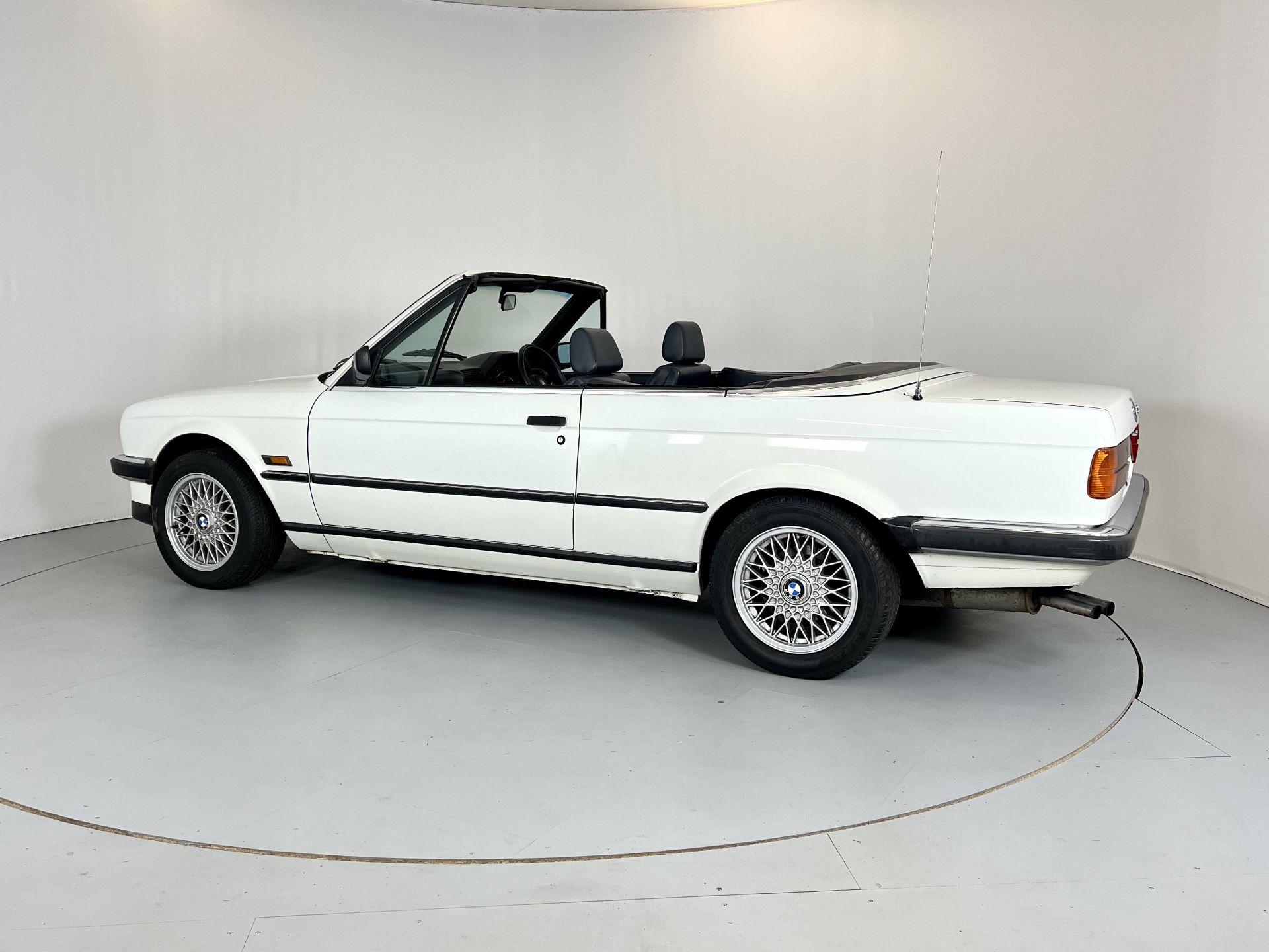 BMW 325i Cabriolet - Image 6 of 32