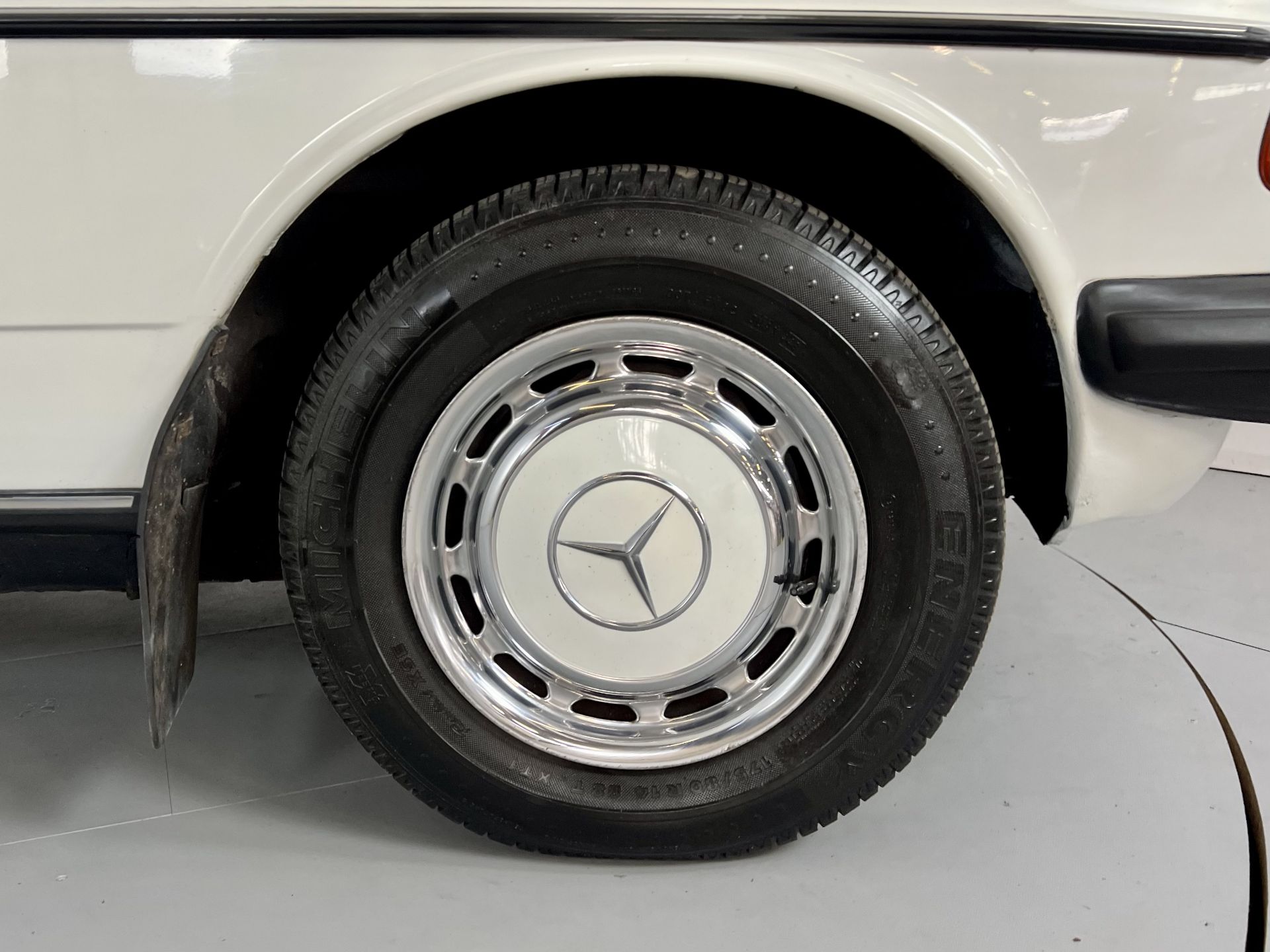 Mercedes-Benz 200 Saloon - Image 13 of 34