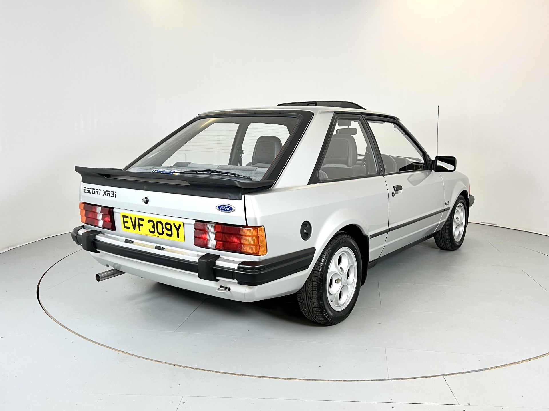 Ford Escort XR3i - Image 9 of 31