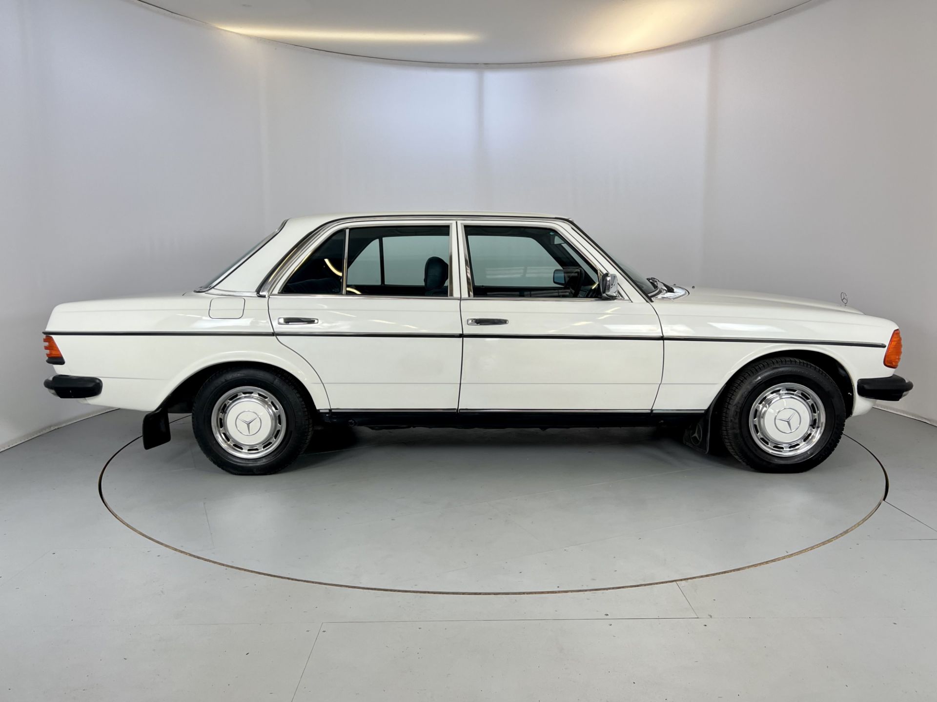 Mercedes-Benz 200 Saloon - Image 11 of 34