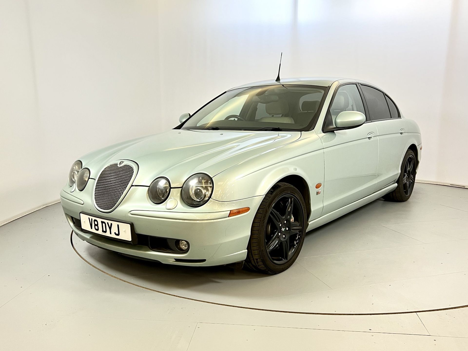 Jaguar S-Type R - Image 3 of 32