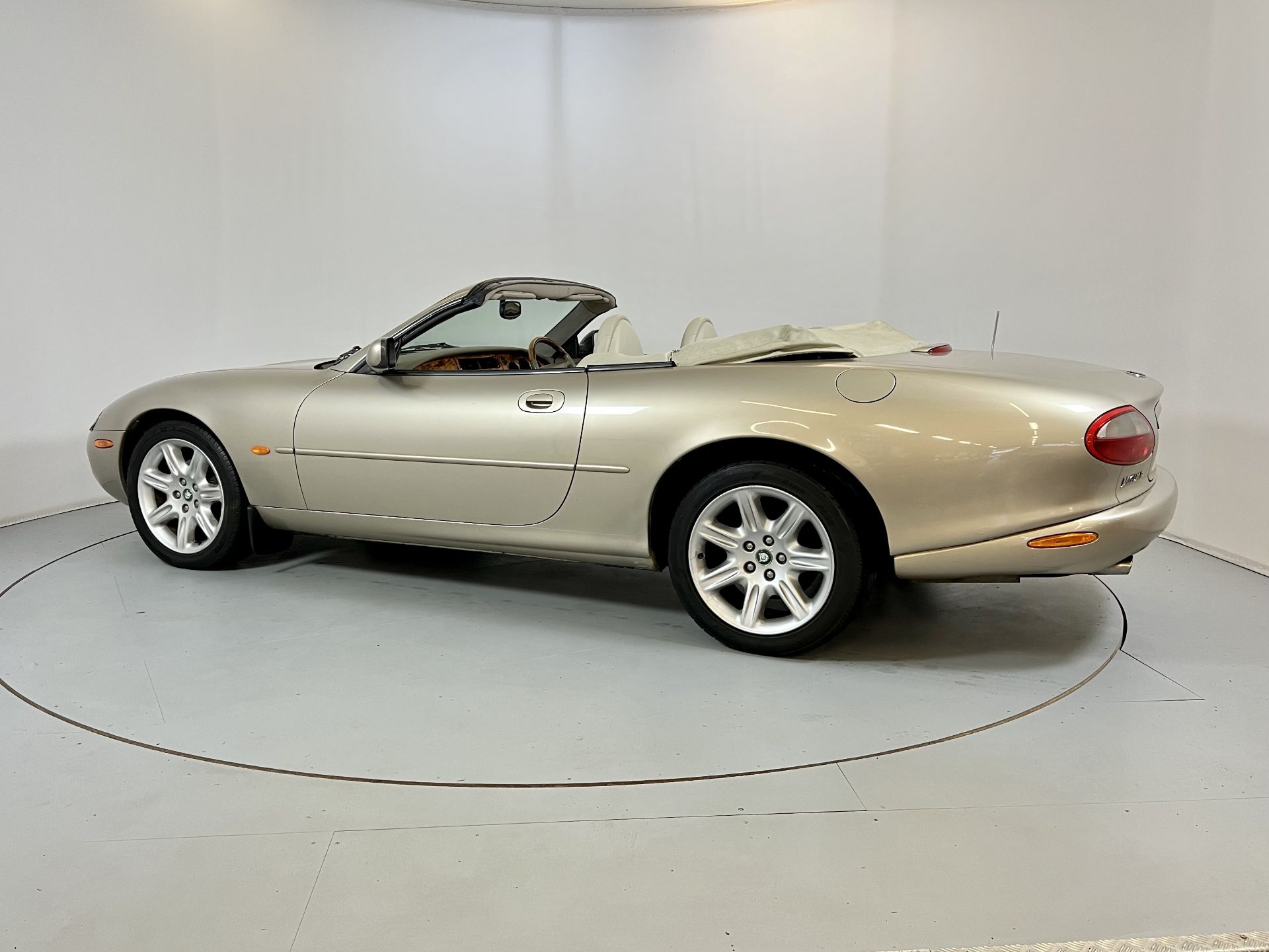 Jaguar XK8 Convertible - Image 6 of 29