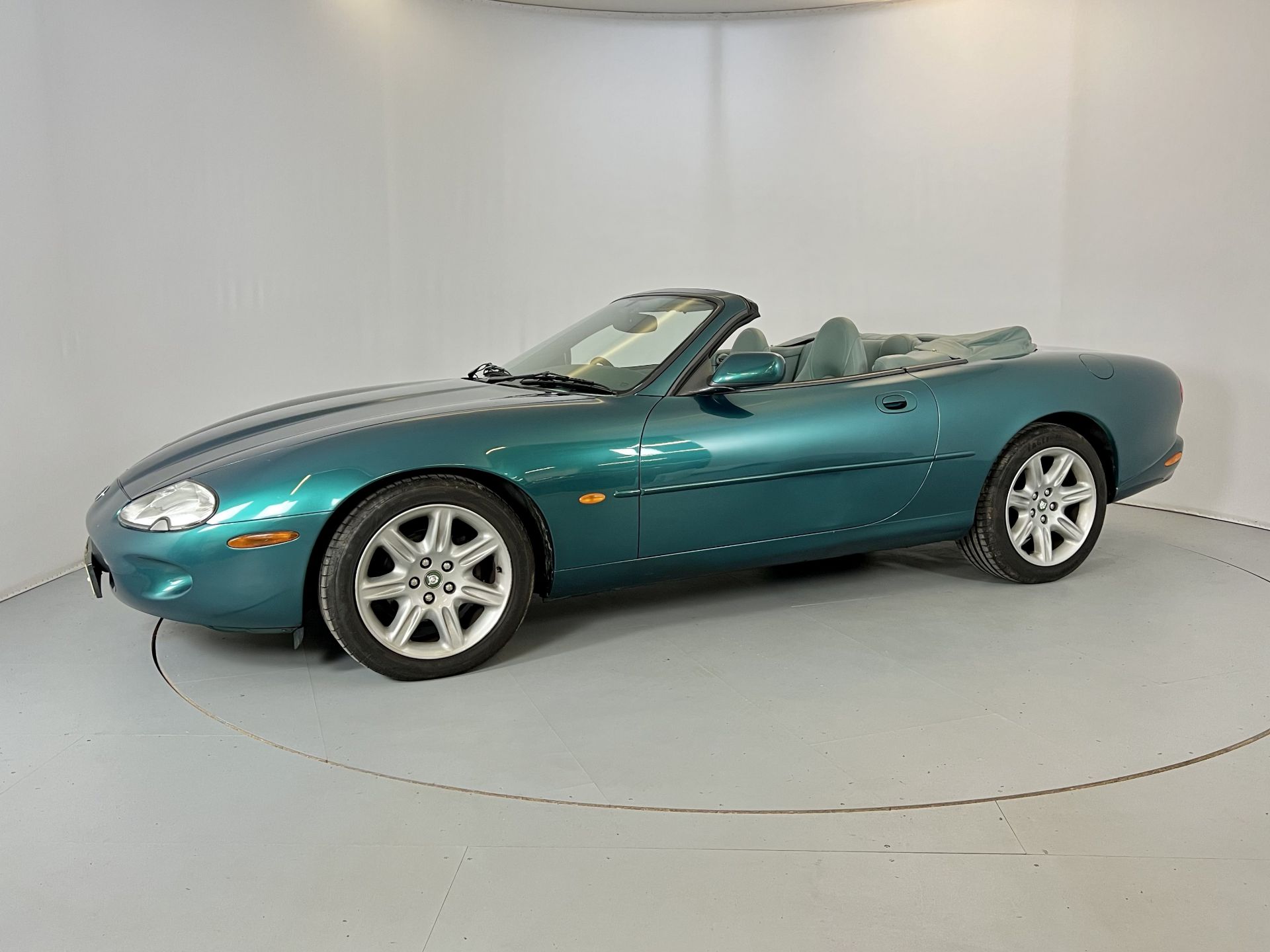 Jaguar XK8 Convertible - Image 4 of 33