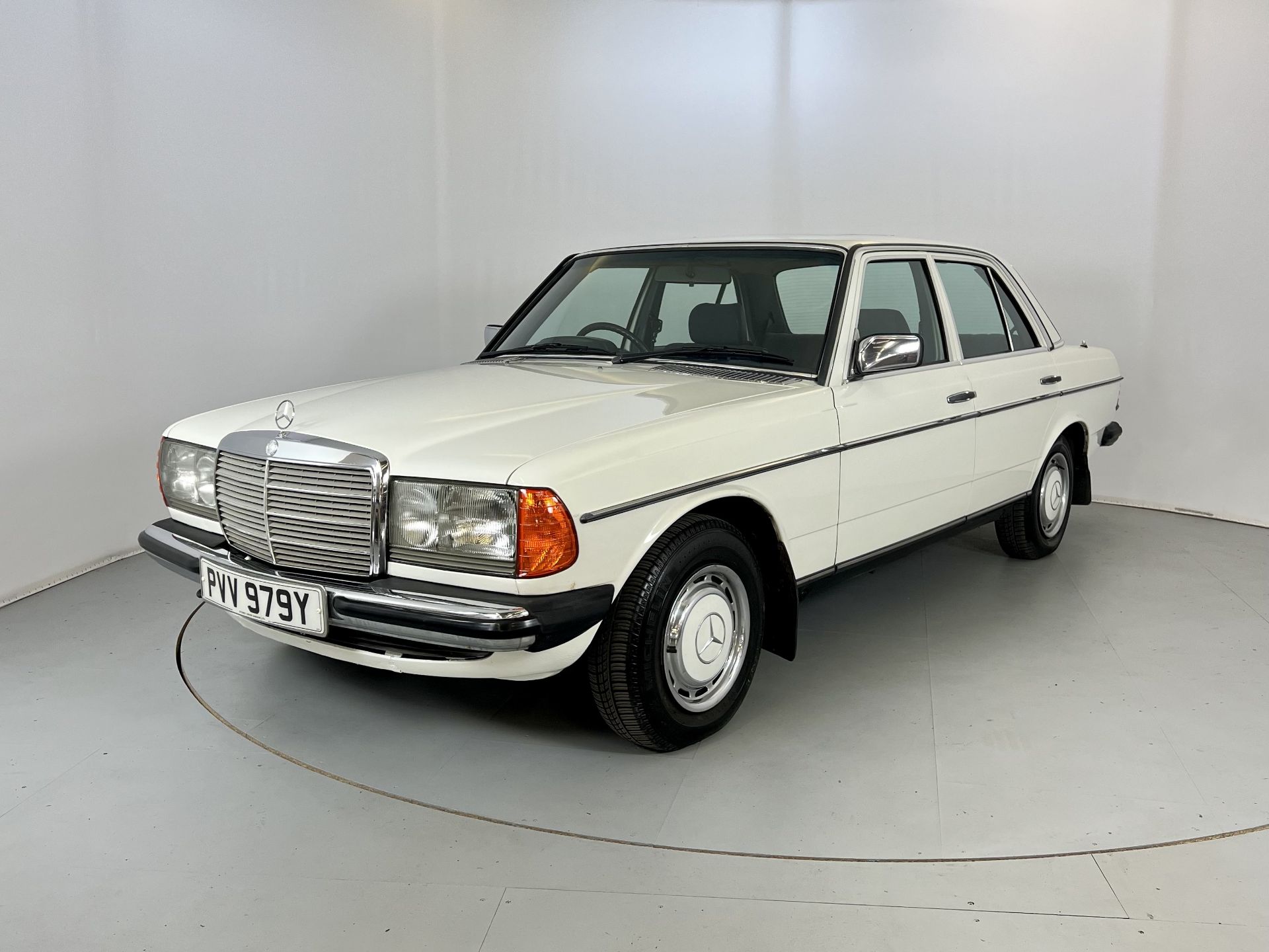 Mercedes-Benz 200 Saloon - Image 3 of 34