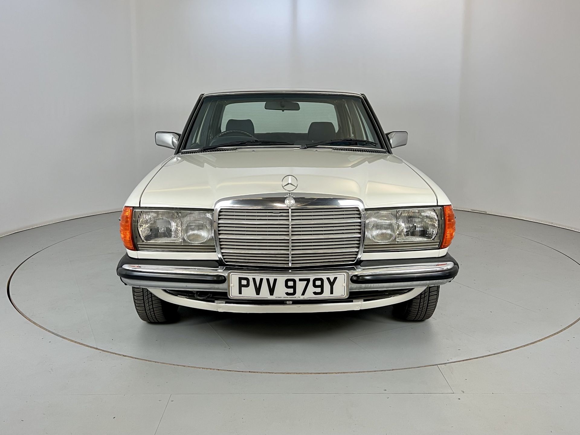 Mercedes-Benz 200 Saloon - Image 2 of 34