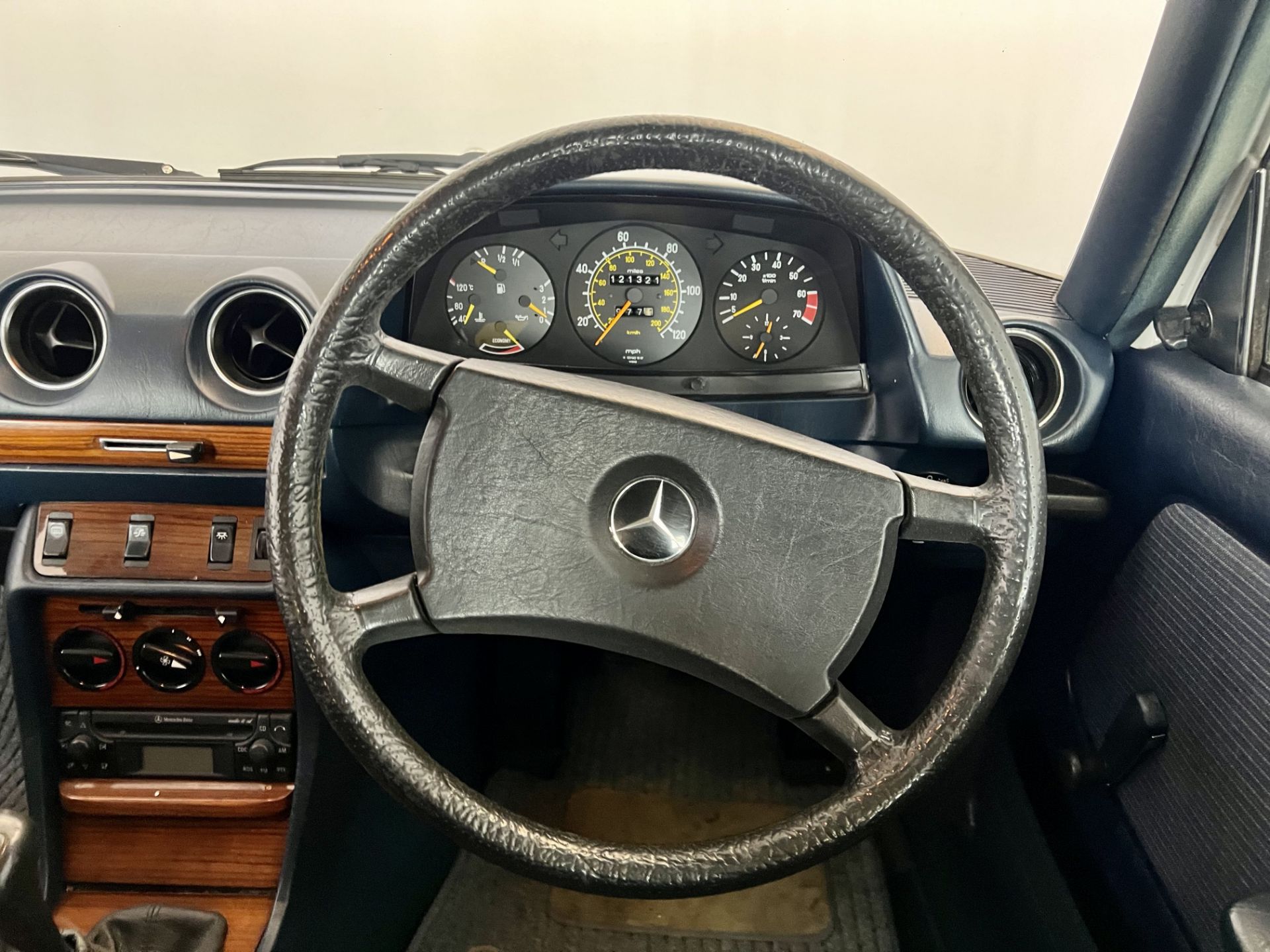 Mercedes-Benz 200 Saloon - Image 30 of 34