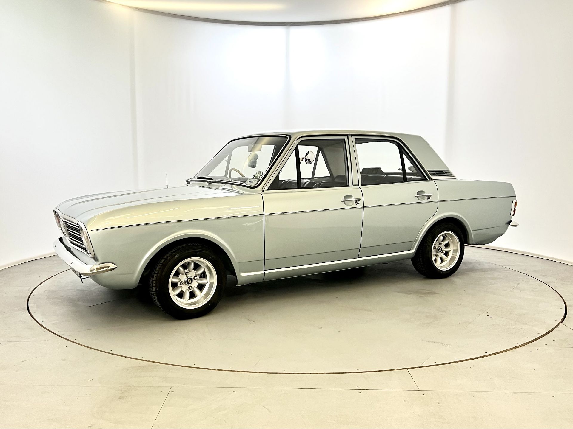 Ford Cortina 1300 DeLuxe - Image 4 of 36