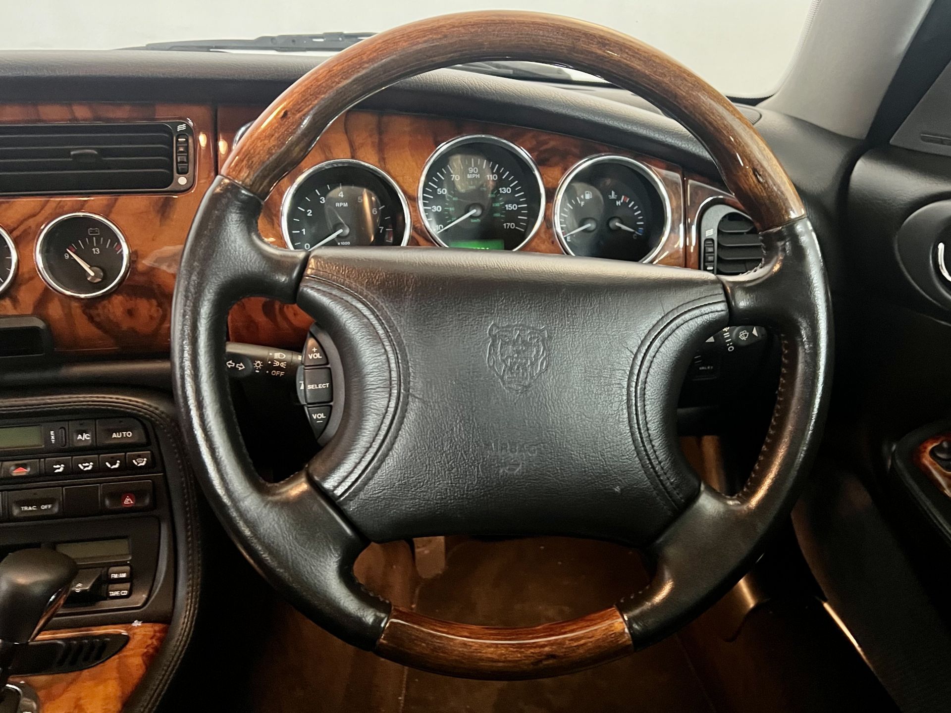 Jaguar XK8 - Image 25 of 30