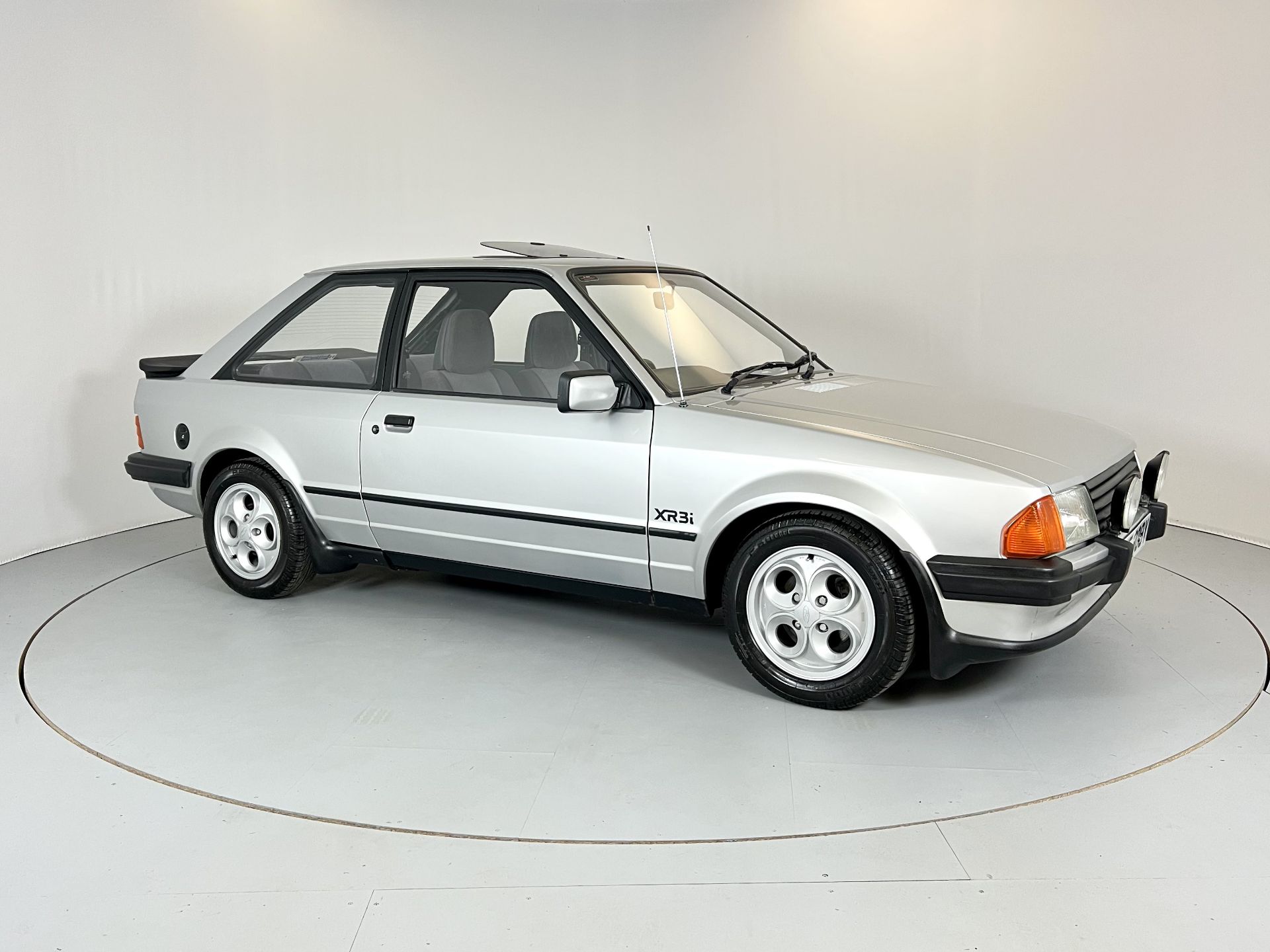 Ford Escort XR3i - Image 12 of 31