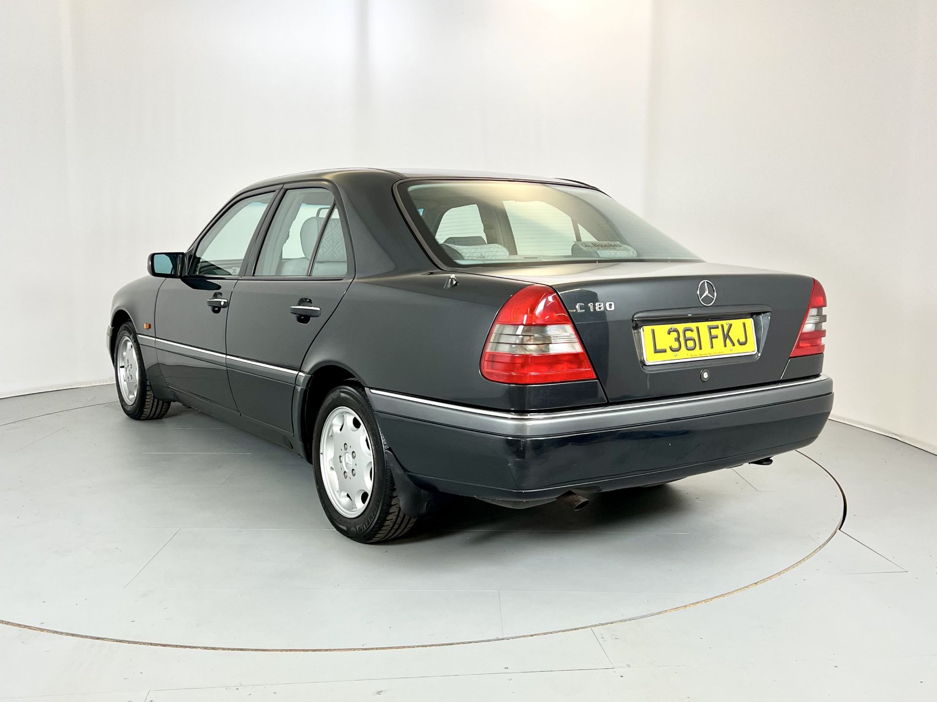 Mercedes C180 - Image 7 of 34