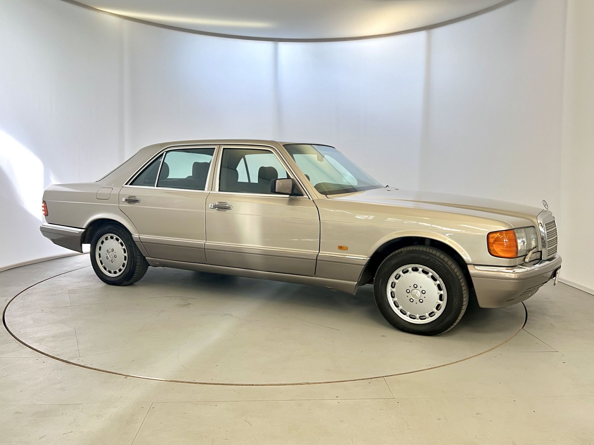 Mercedes-Benz 300SE - Image 12 of 35