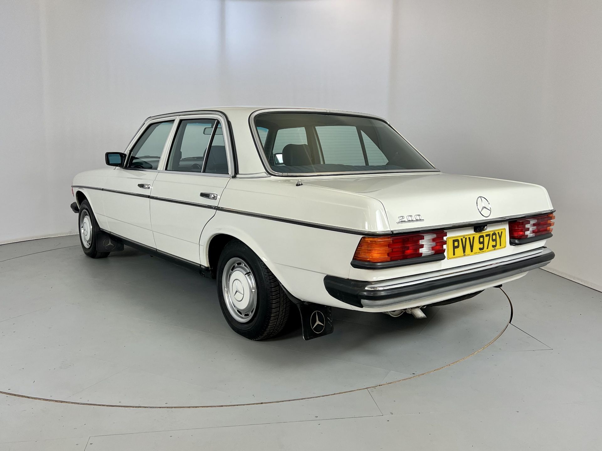 Mercedes-Benz 200 Saloon - Image 7 of 34