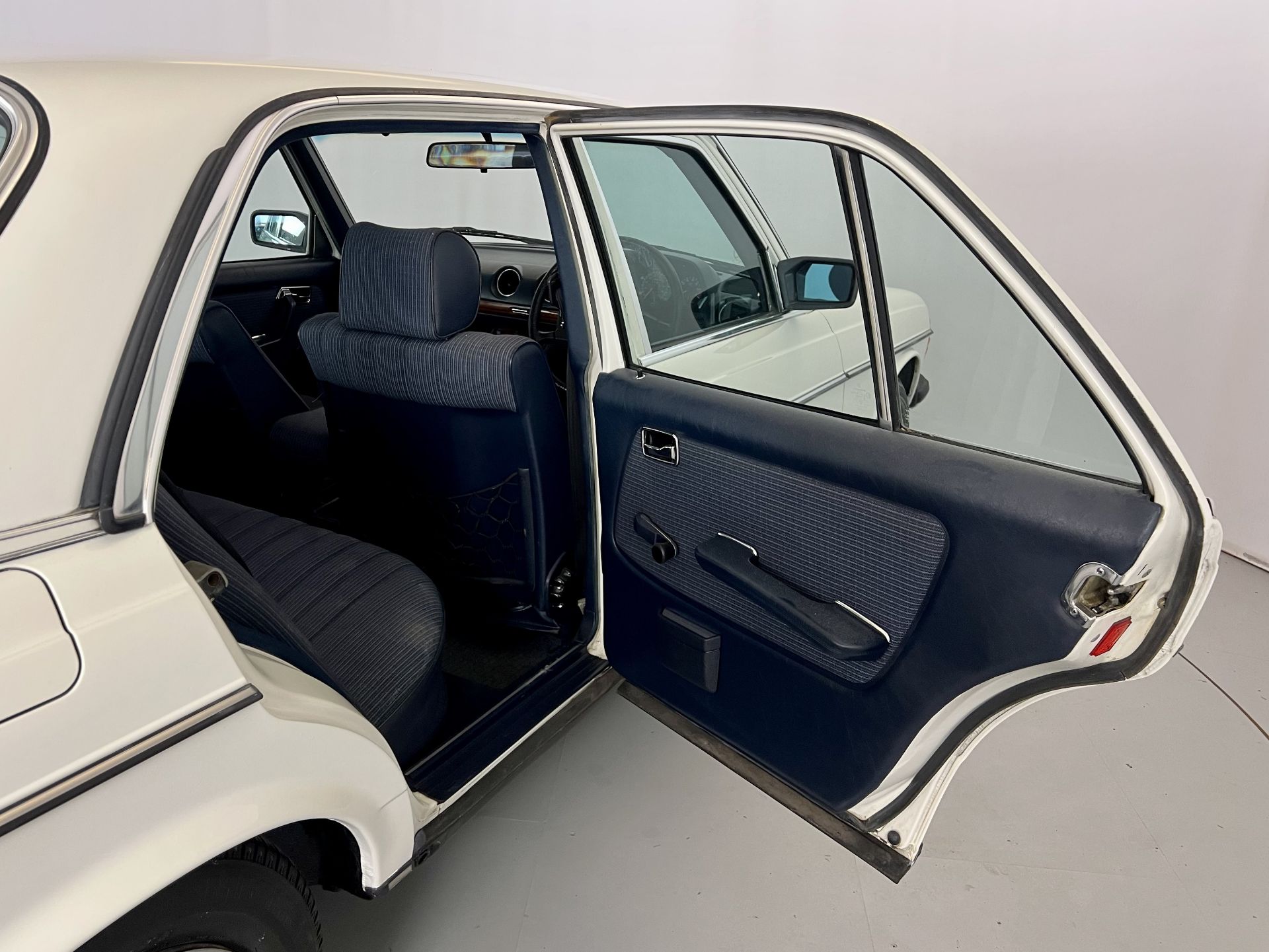 Mercedes-Benz 200 Saloon - Image 20 of 34