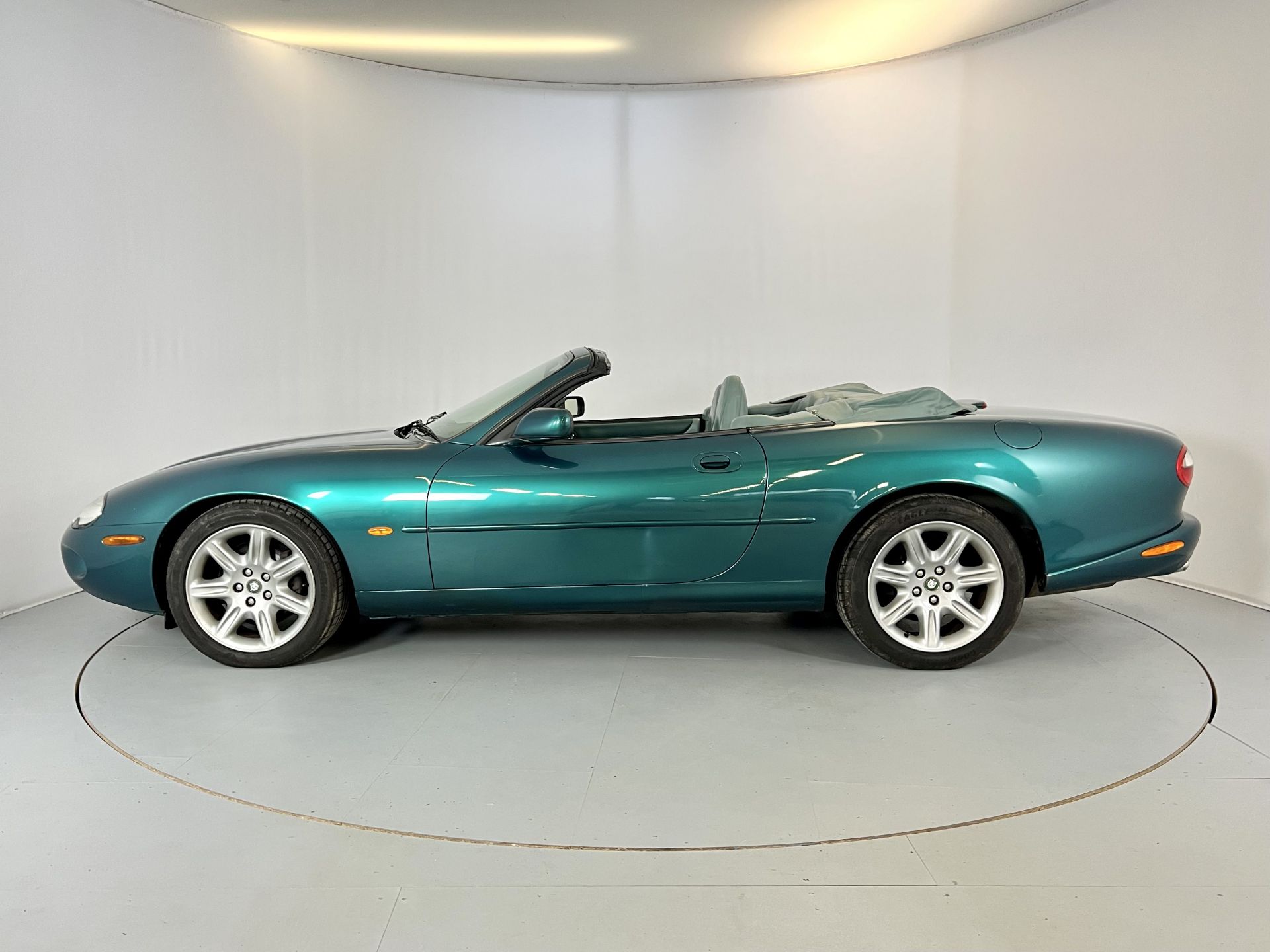 Jaguar XK8 Convertible - Image 5 of 33