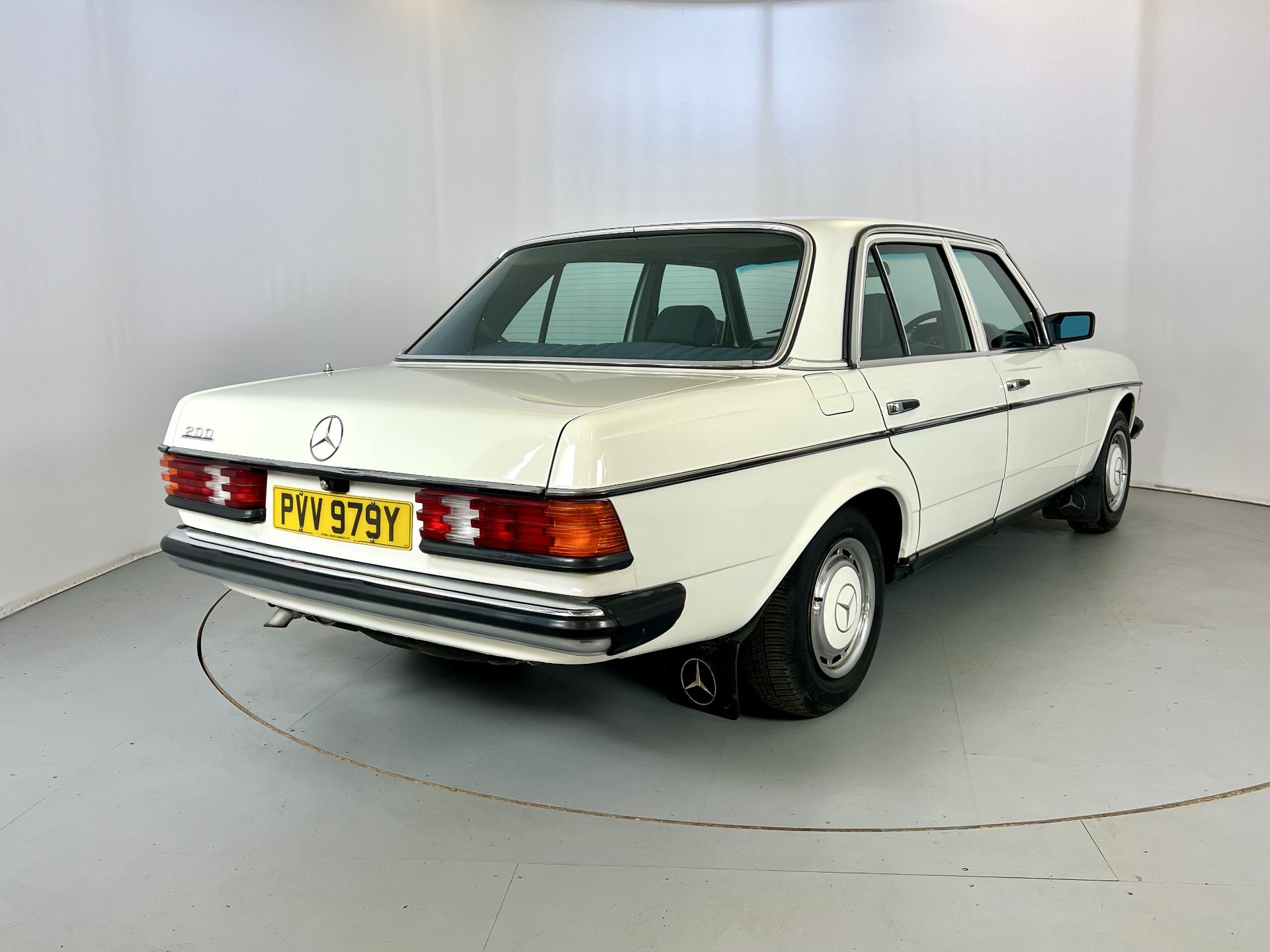 Mercedes-Benz 200 Saloon - Image 9 of 34