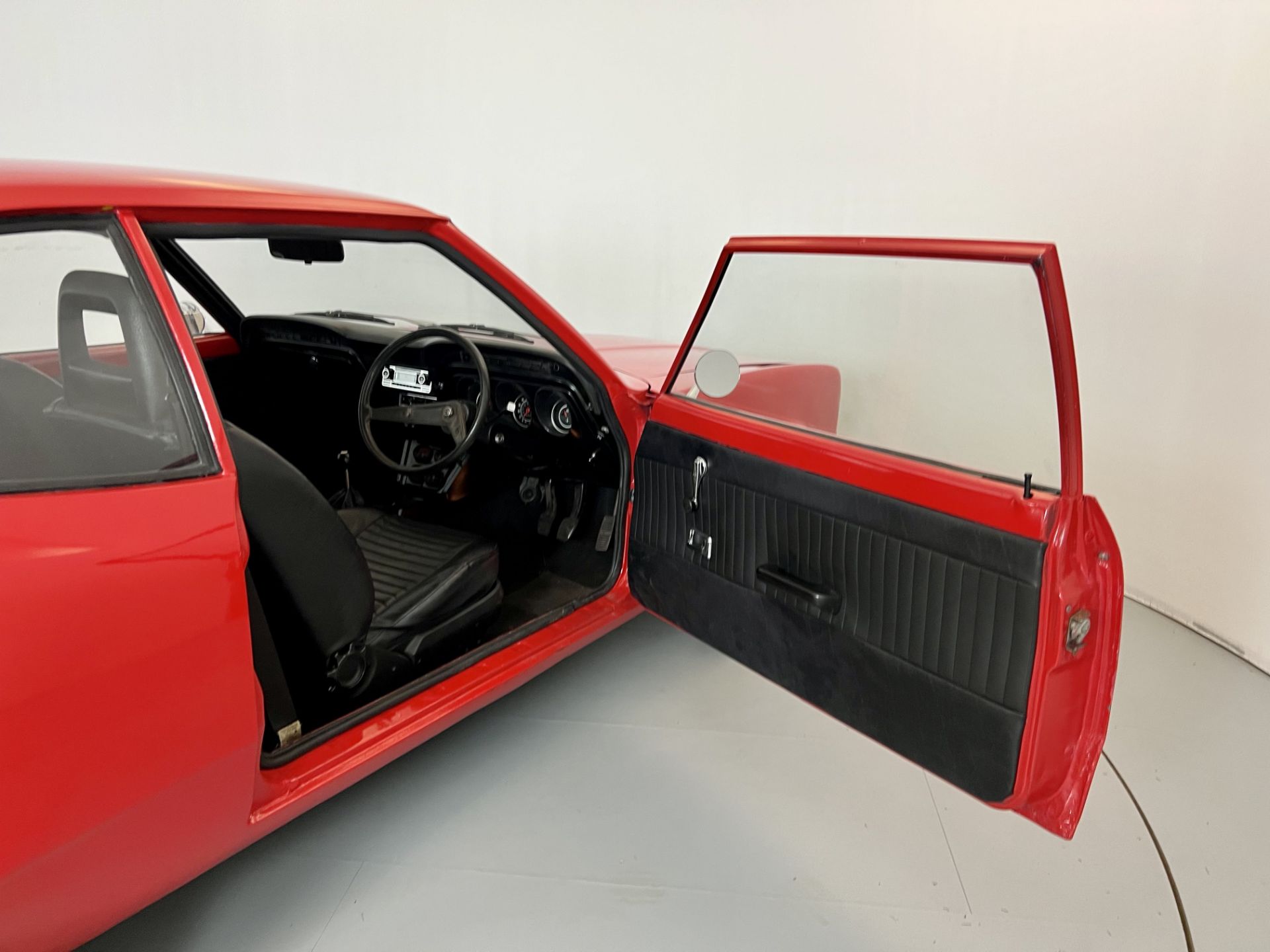 Ford Cortina - Image 18 of 31