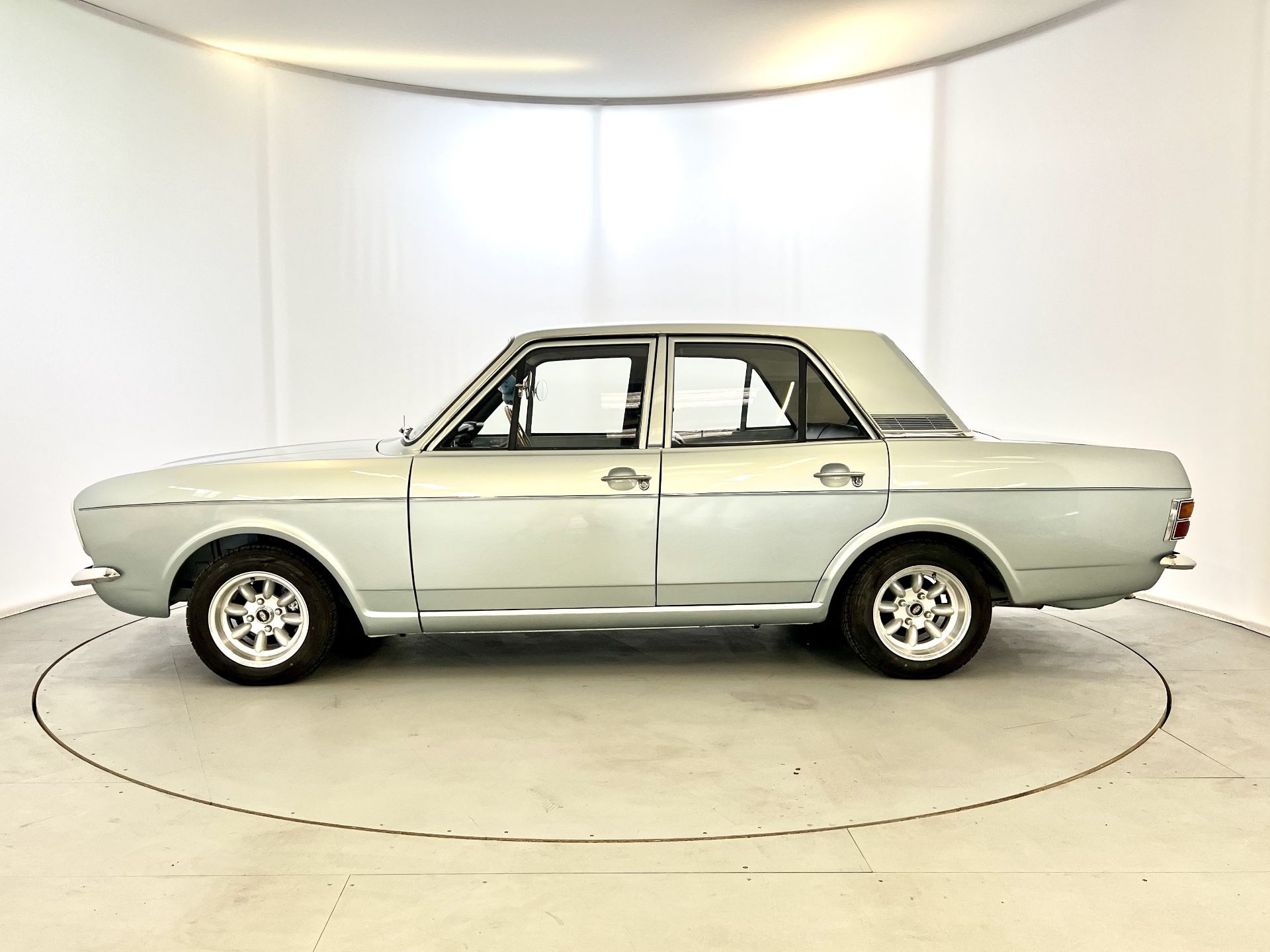 Ford Cortina 1300 DeLuxe - Image 5 of 36