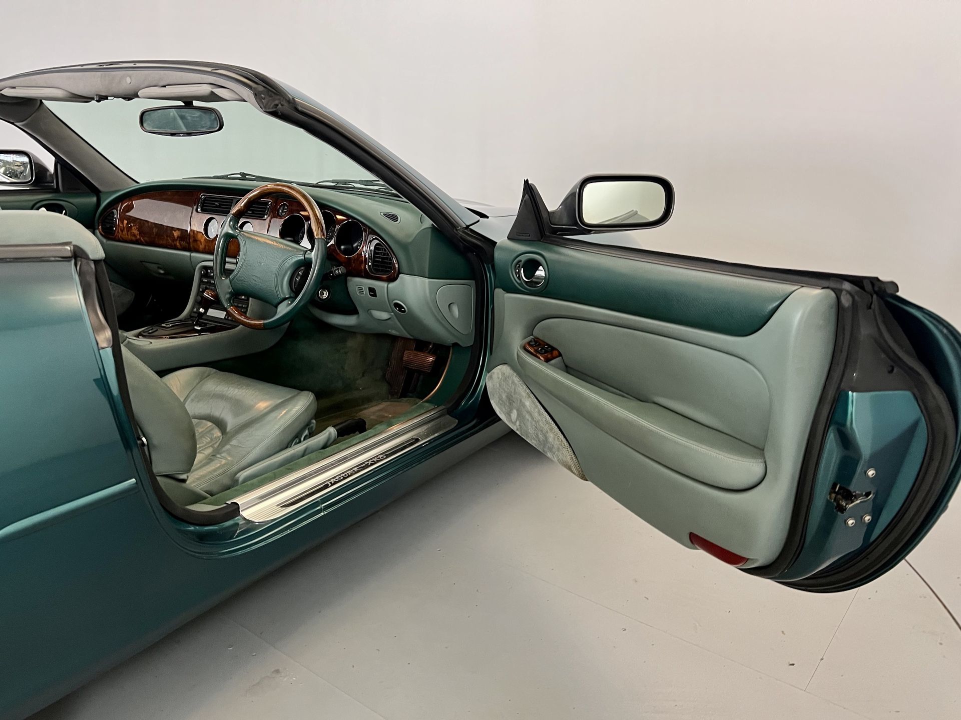 Jaguar XK8 Convertible - Image 17 of 33