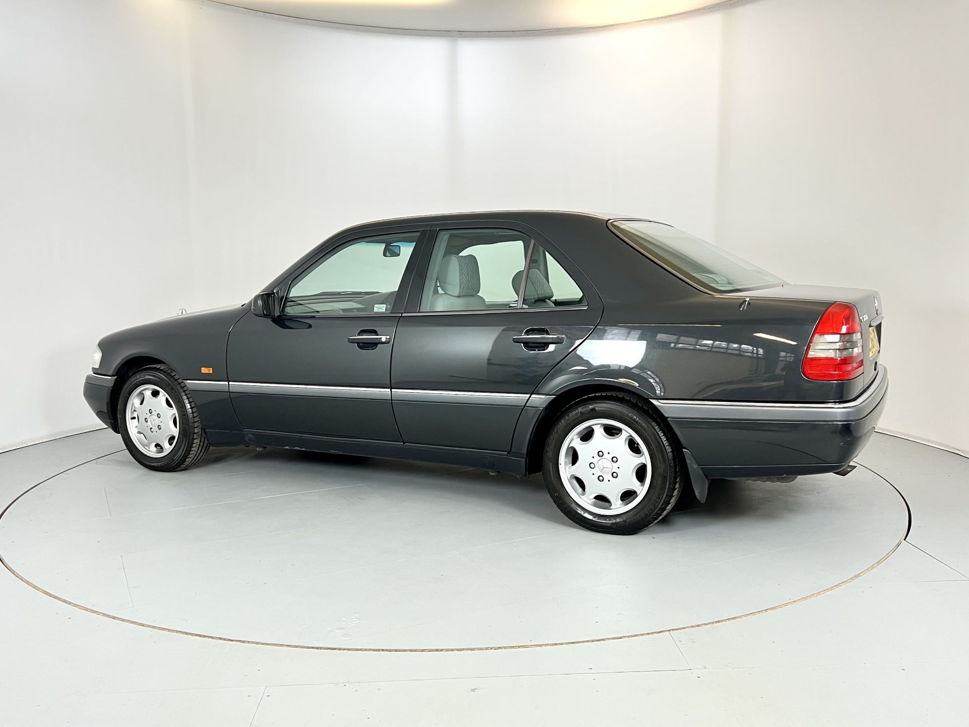 Mercedes C180 - Image 6 of 34