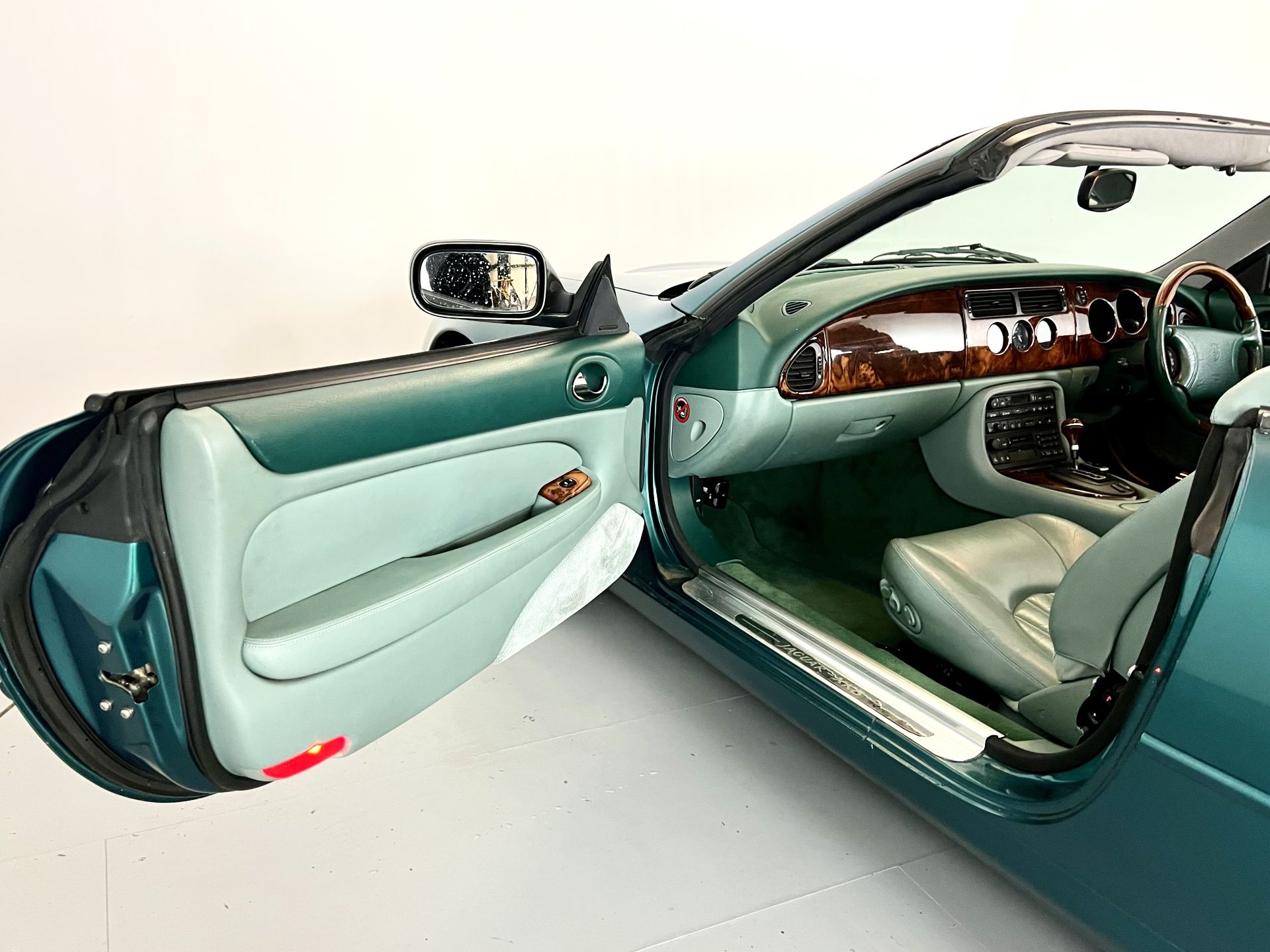 Jaguar XK8 Convertible - Image 21 of 33