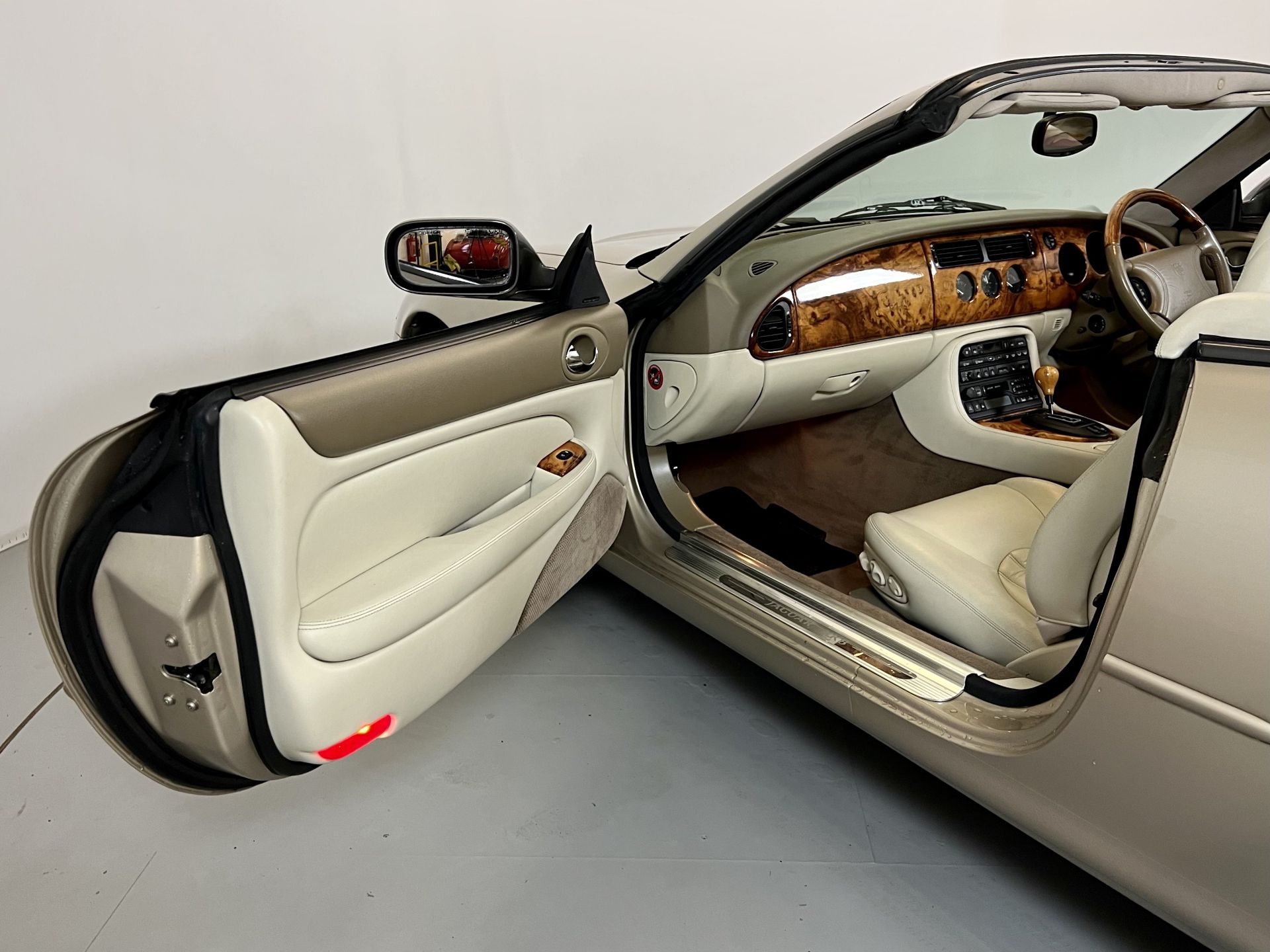 Jaguar XK8 Convertible - Image 21 of 29