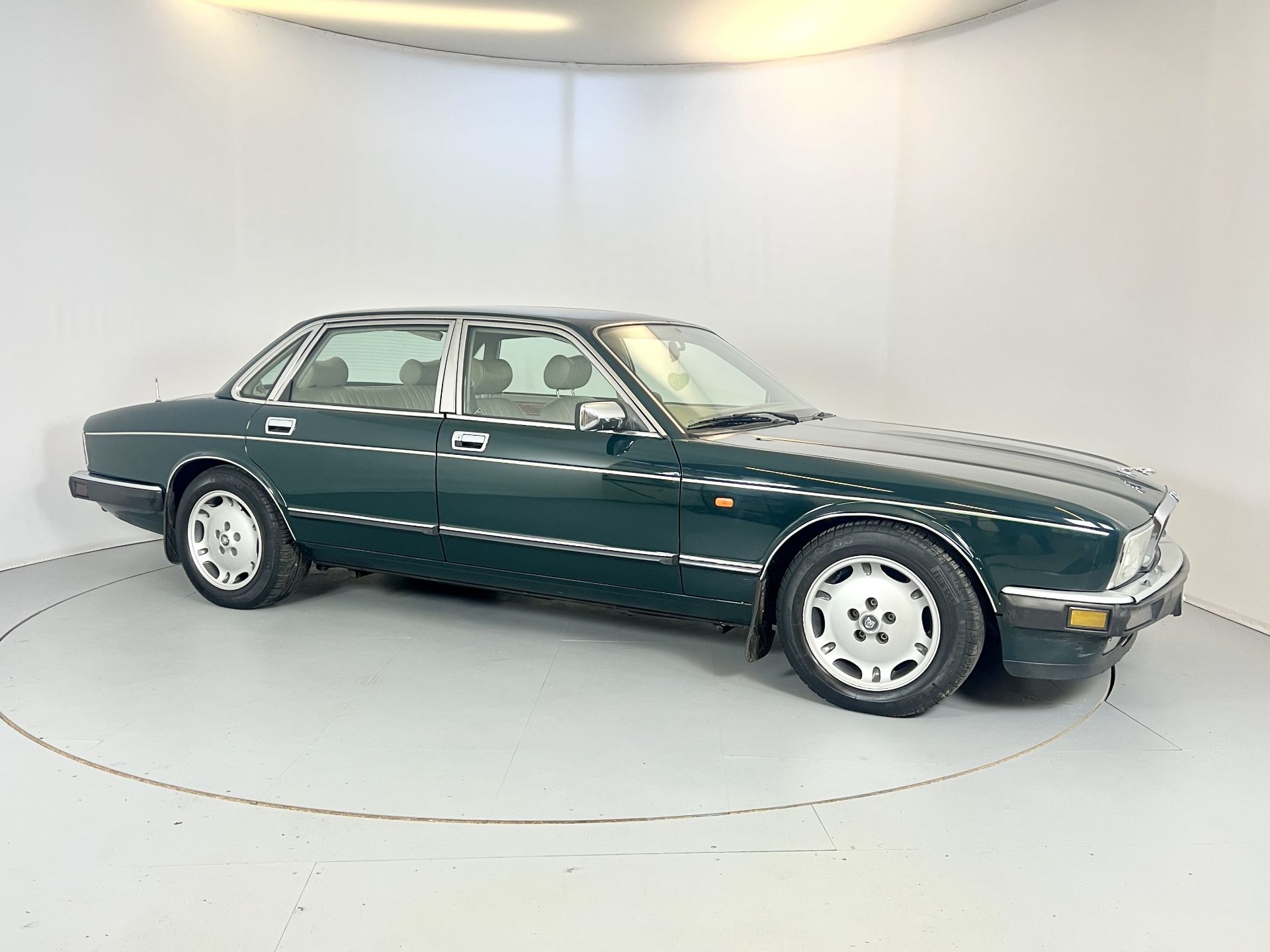 Jaguar XJ - Image 12 of 33