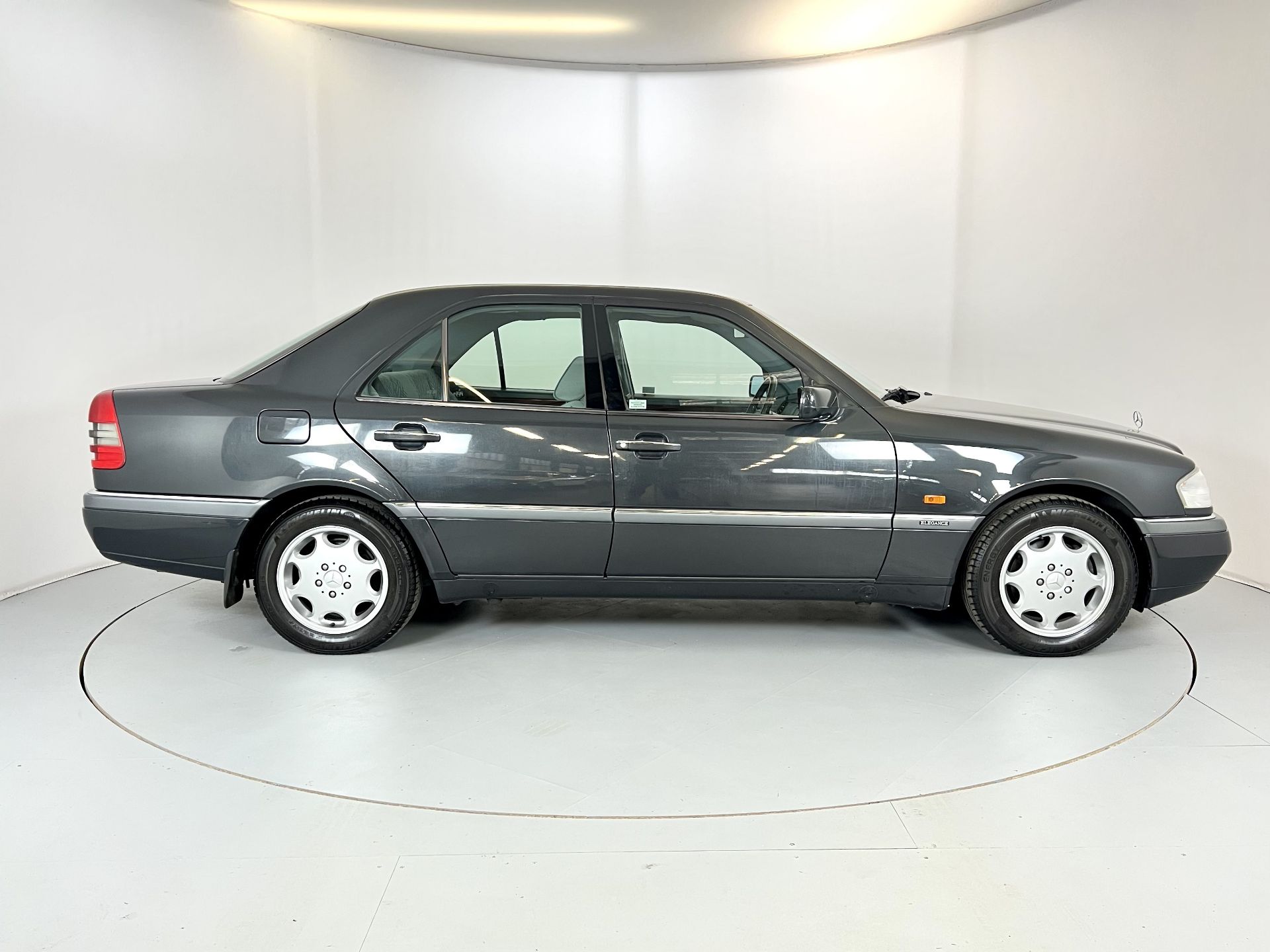 Mercedes C180 - Image 11 of 34