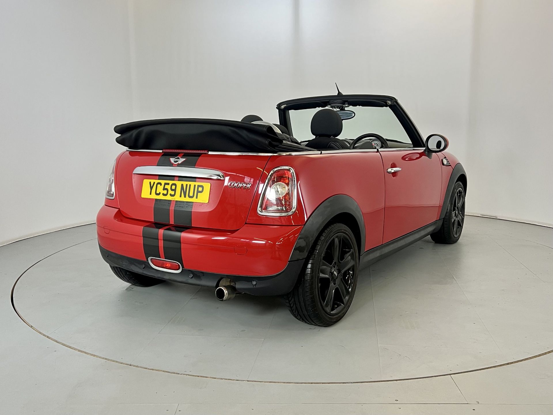 Mini Cooper Convertible - Image 9 of 30