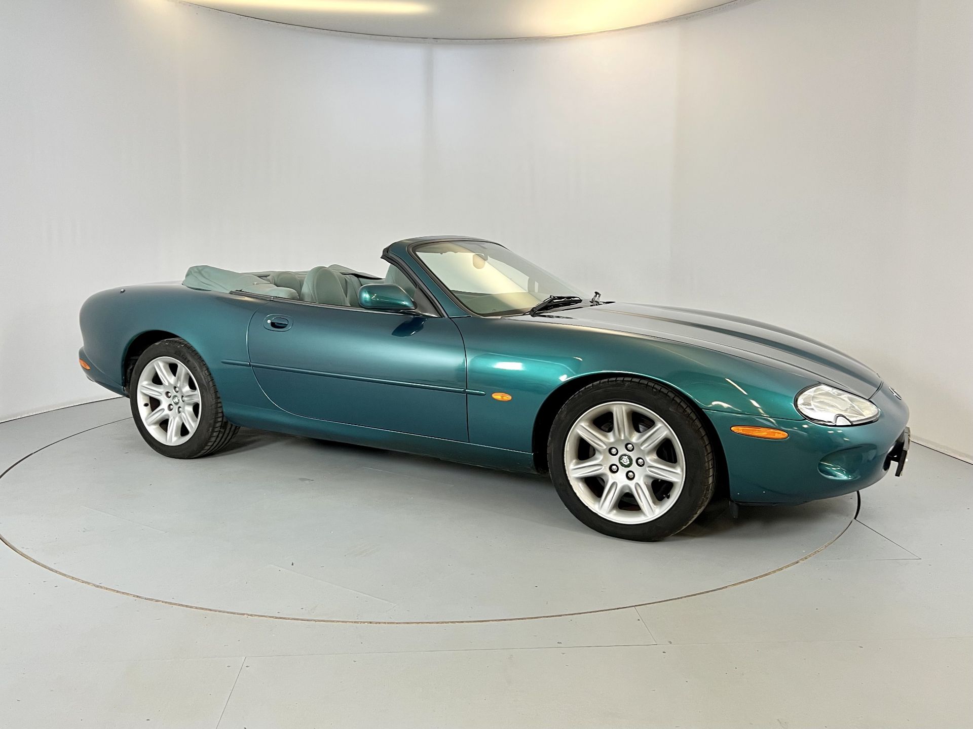 Jaguar XK8 Convertible - Image 12 of 33