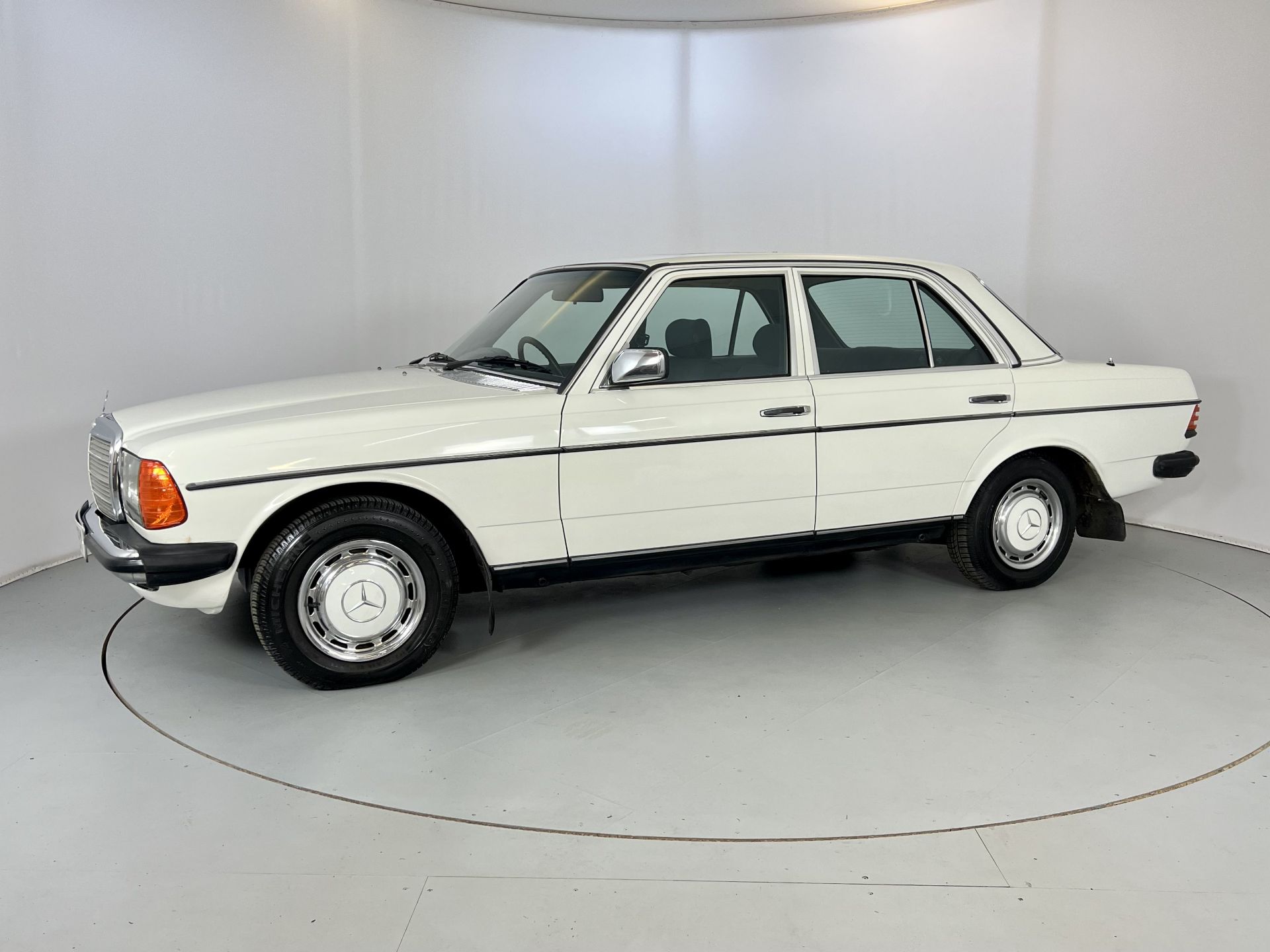 Mercedes-Benz 200 Saloon - Image 4 of 34