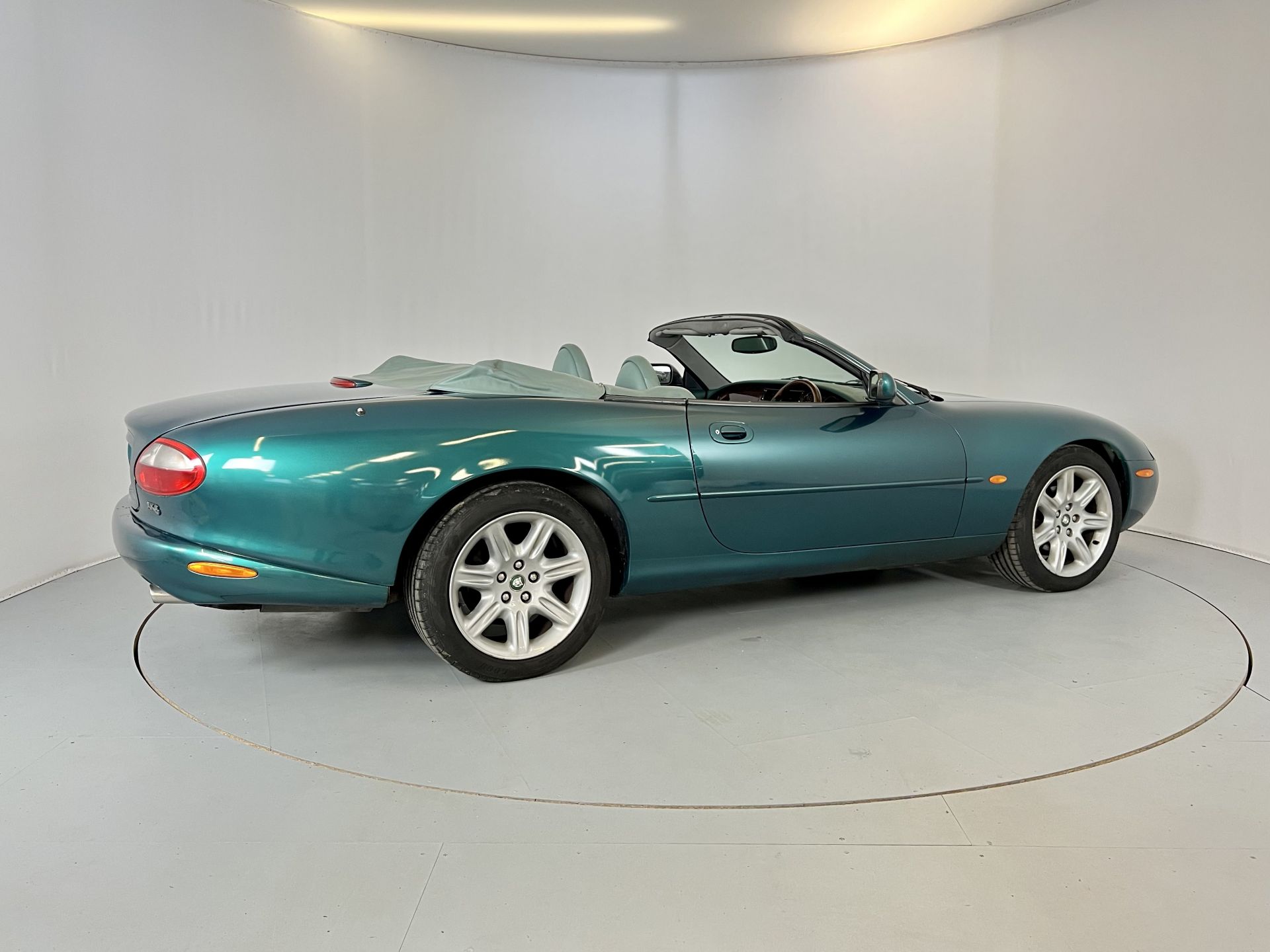 Jaguar XK8 Convertible - Image 10 of 33