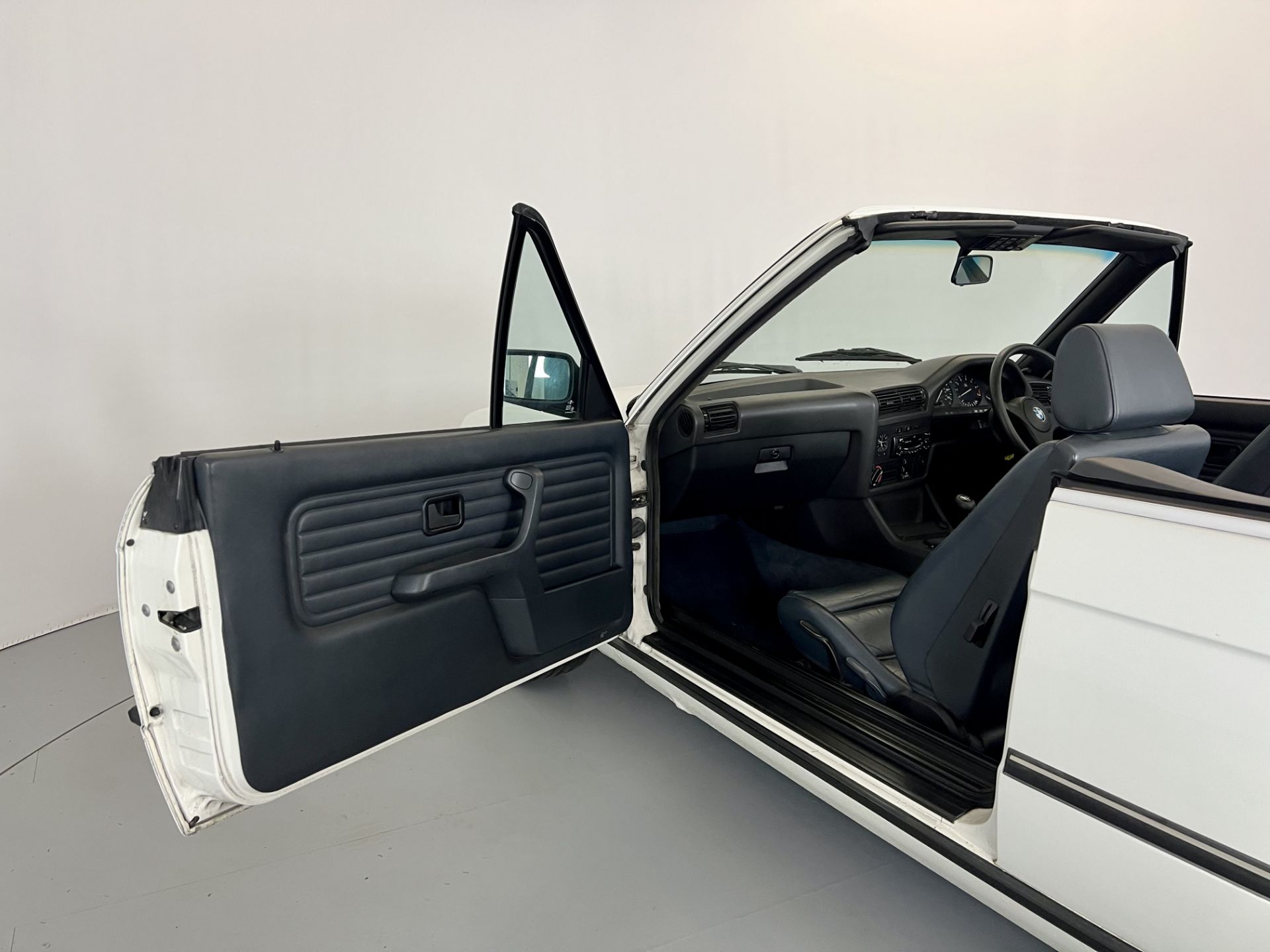 BMW 325i Cabriolet - Image 22 of 32