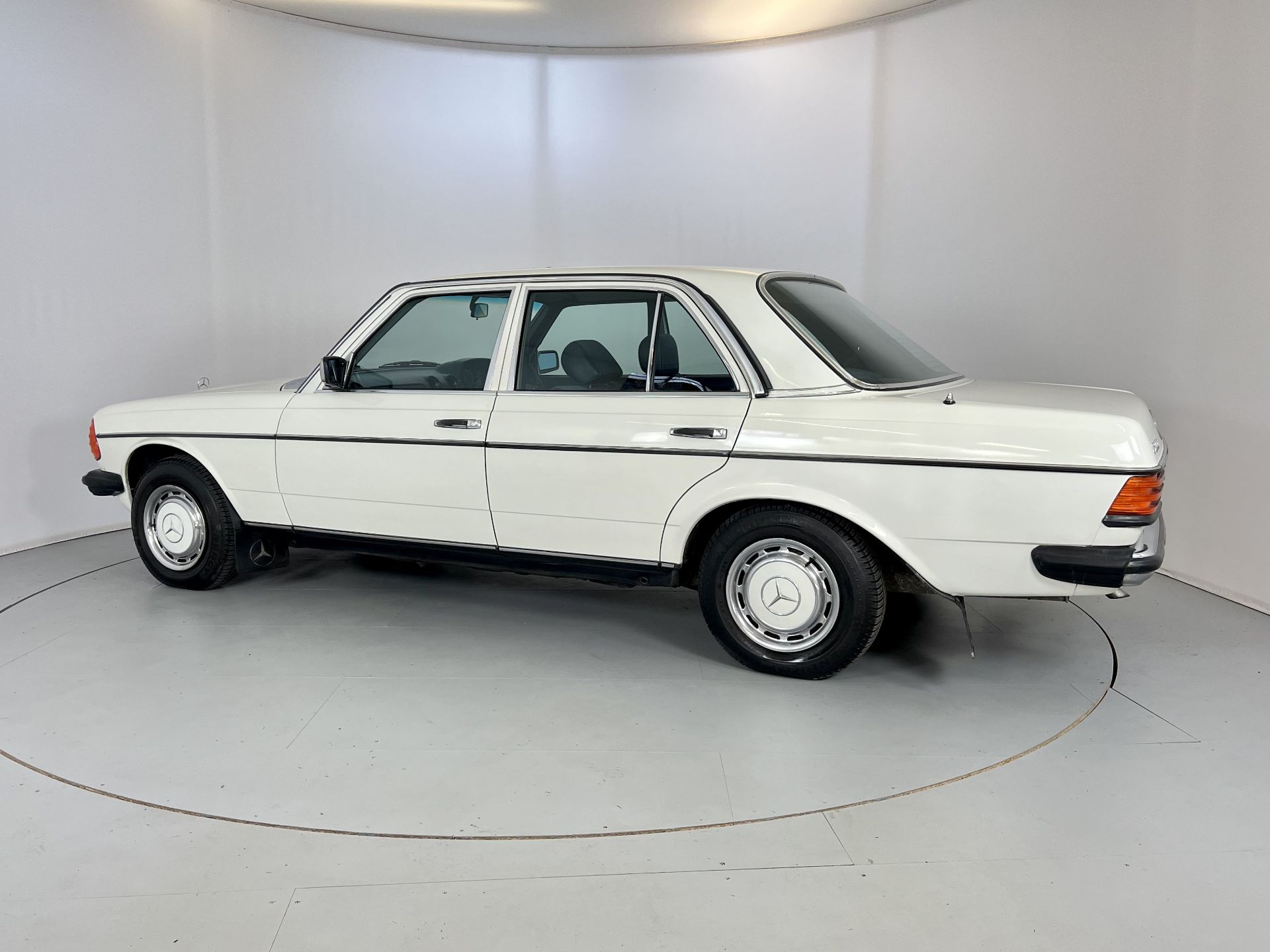 Mercedes-Benz 200 Saloon - Image 6 of 34